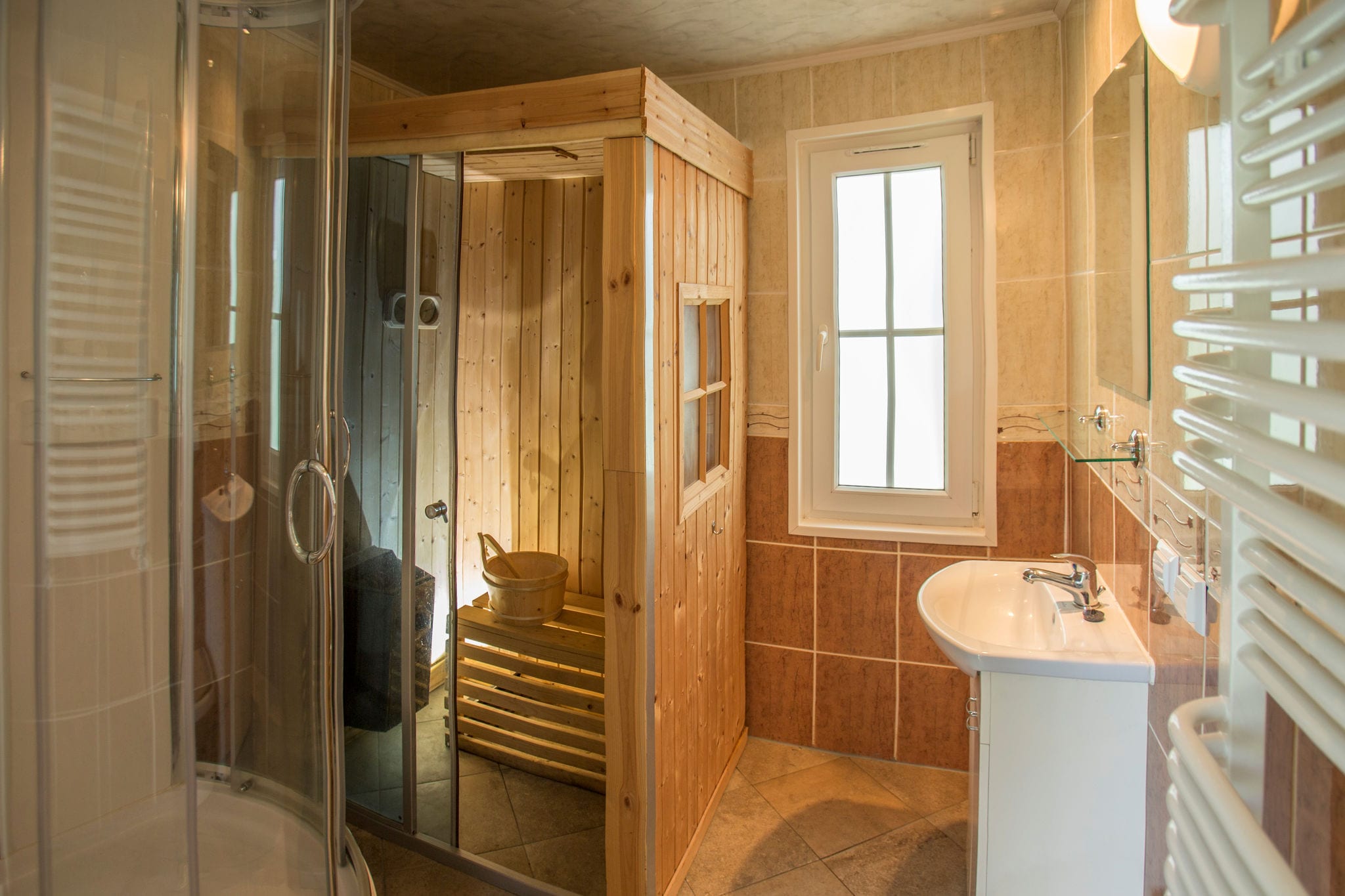 Cozy chalet with air conditioning and steam shower, at a holiday park in Twente