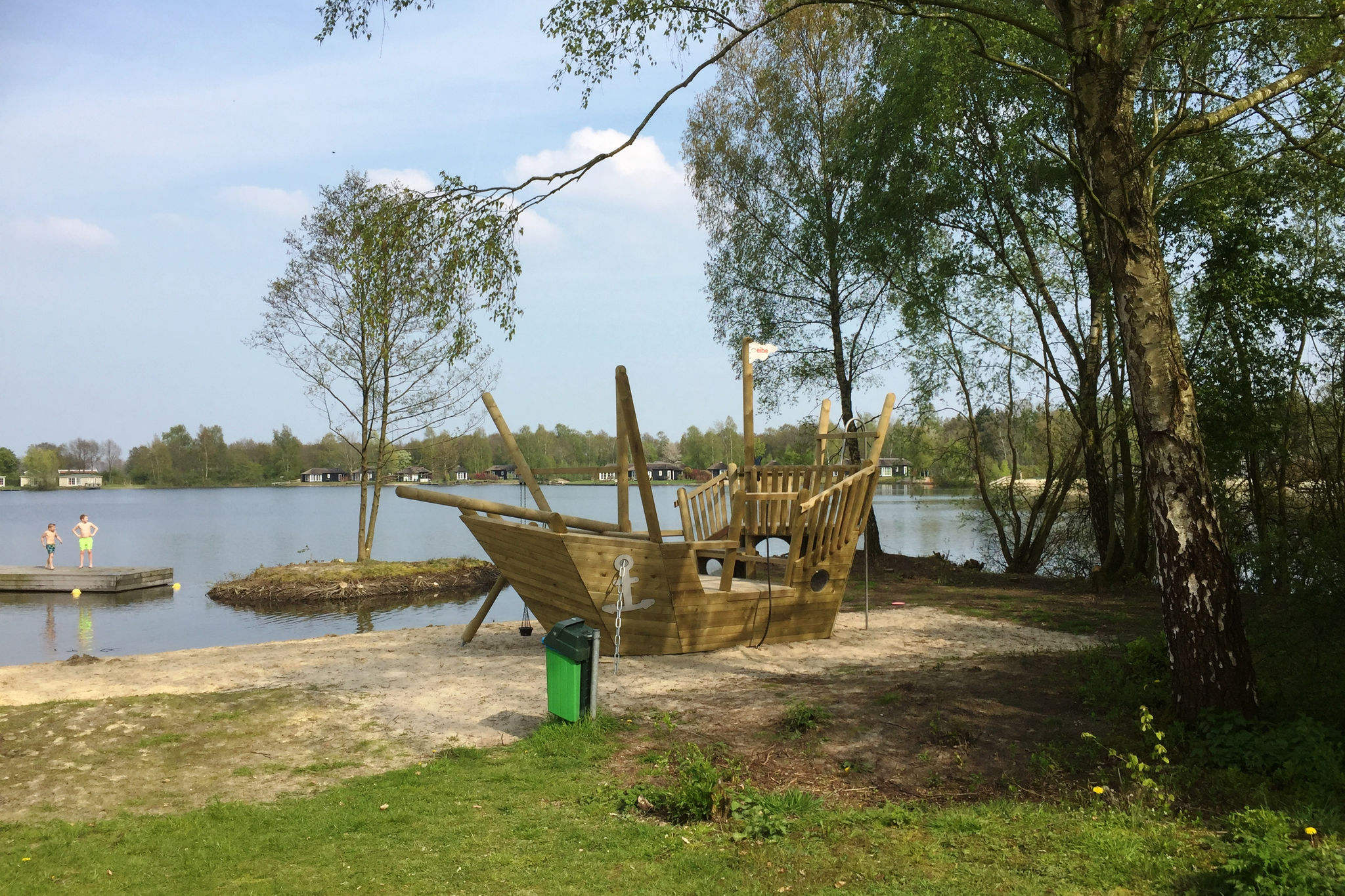 Vrijstaand vakantiehuis met combimagnetron, op vakantiepark in Twente
