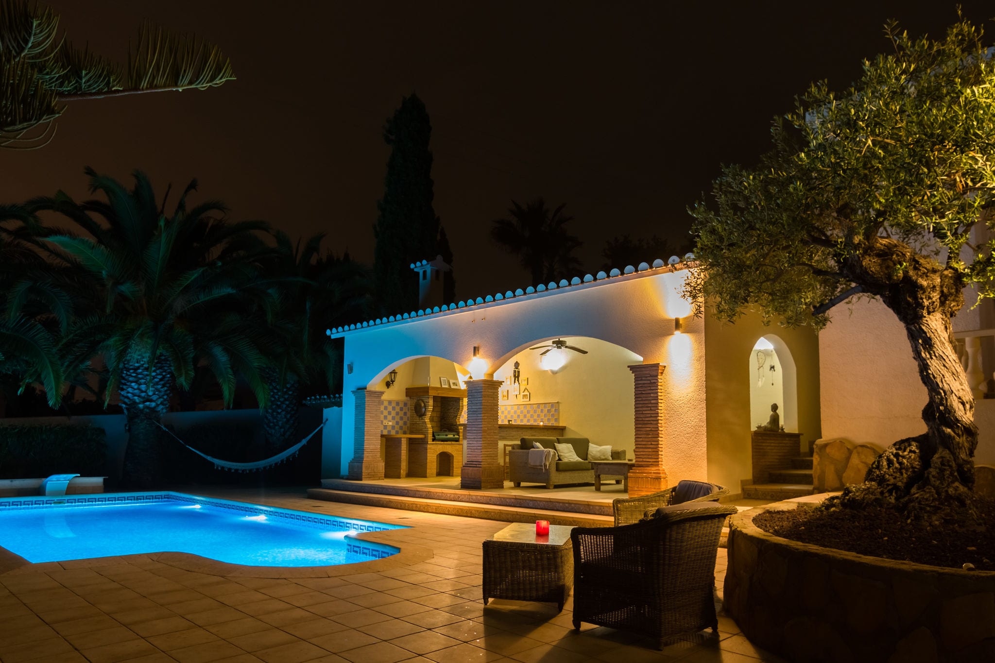 Vrijstaande villa met privézwembad en veranda met lounge-area en buitenkeuken