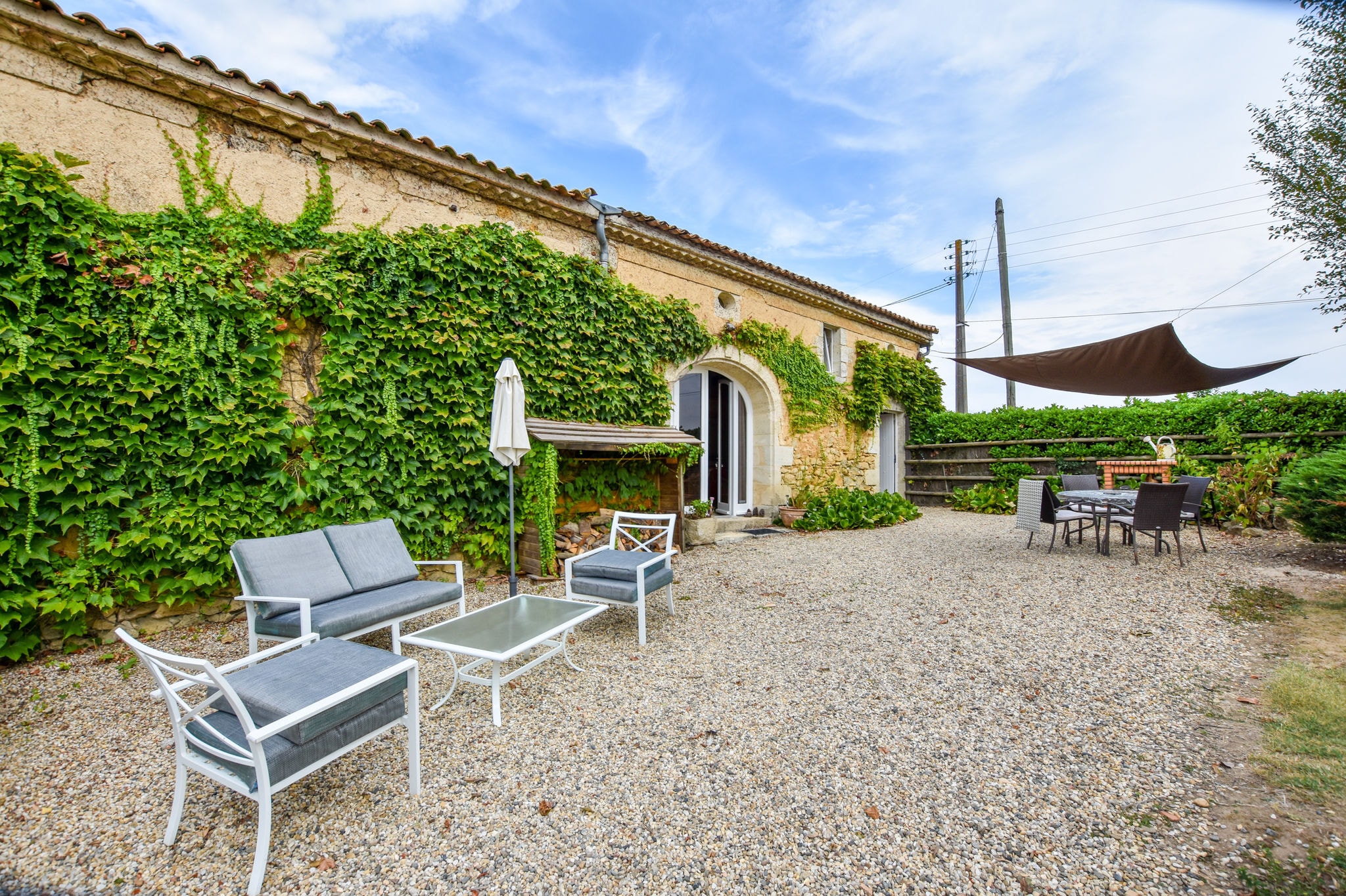 Stone house in a vineyard, with swimming pool, near Bordeaux