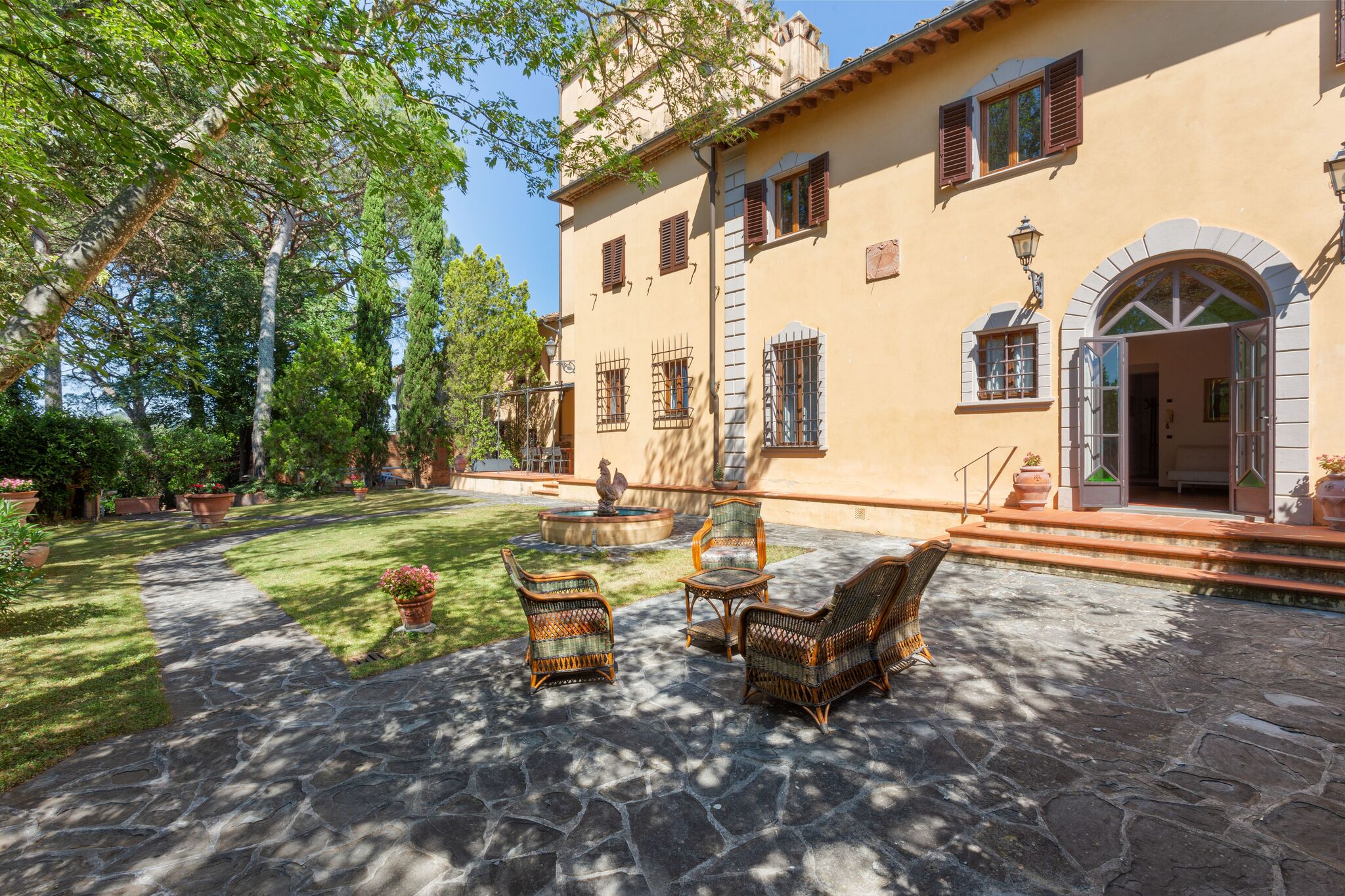 Spacious Villa in Empoli with Swimming Pool