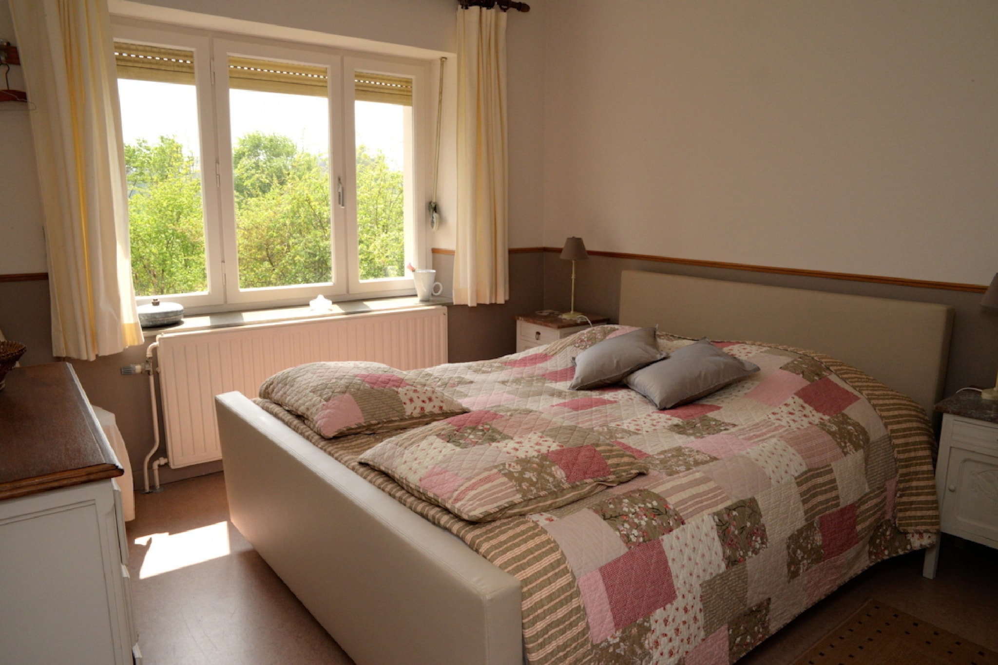 An optional utilities and service fee of EUR 120,00 will be charged before your arrival. Details are given below.<br> This charming holiday villa in Les Bulles, Chiny offers a cozy and spacious retreat for families or small groups. Located just 2 km from the forest and 5 km from a scenic lake, it's perfect for nature lovers and outdoor enthusiasts. Guests can explore the nearby Semois River, visit the historic Abbaye d'Orval, or enjoy panoramic views from Herbeumont Castle. The Espace Muséal Emile Verhaeren in Roisin adds a cultural touch to your stay. The villa features four bedrooms, multiple sitting areas, and three bathrooms, including one with a bathtub. The kitchen is fully equipped with a stove, oven, microwave, dishwasher, and fridge-freezer, plus a high chair for families. Entertainment options include a decorative fireplace, TV, DVD and CD players, play equipment, and a library. Outdoors, enjoy a private terrace with garden furniture, barbecue, and space to relax under the sun. Dining options nearby include Brasserie de l'Abbaye des Rocs, just 1.6 km away, known for Belgian classics and local brews, and Place 31, offering a mix of Greek and French flavors. <br><b> Optional Utilities & Service Package </b><br><b> An optional utilities and service package of EUR 120,00 </b> can be selected prior to your arrival. You will receive a separate communication with the payment link should you wish to include it.<br>This package ensures a seamless stay and conveniently covers services such as final cleaning, utility consumption, service support, and protection against minor damages or incidental costs during your stay.<br>Guests who prefer may manage these services independently, provided the property is returned in good order at check-out.