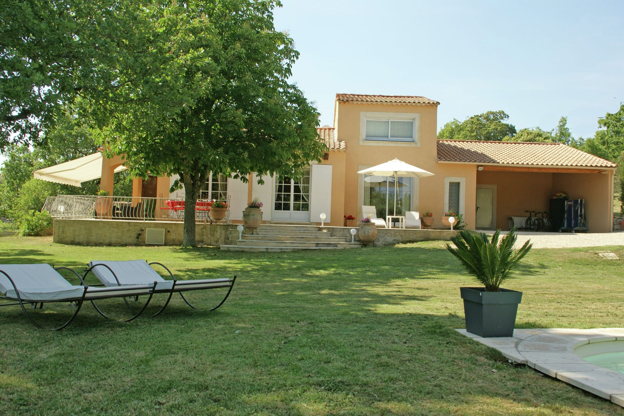 Detached villa with enclosed beautiful garden and private pool, 1km from Céreste