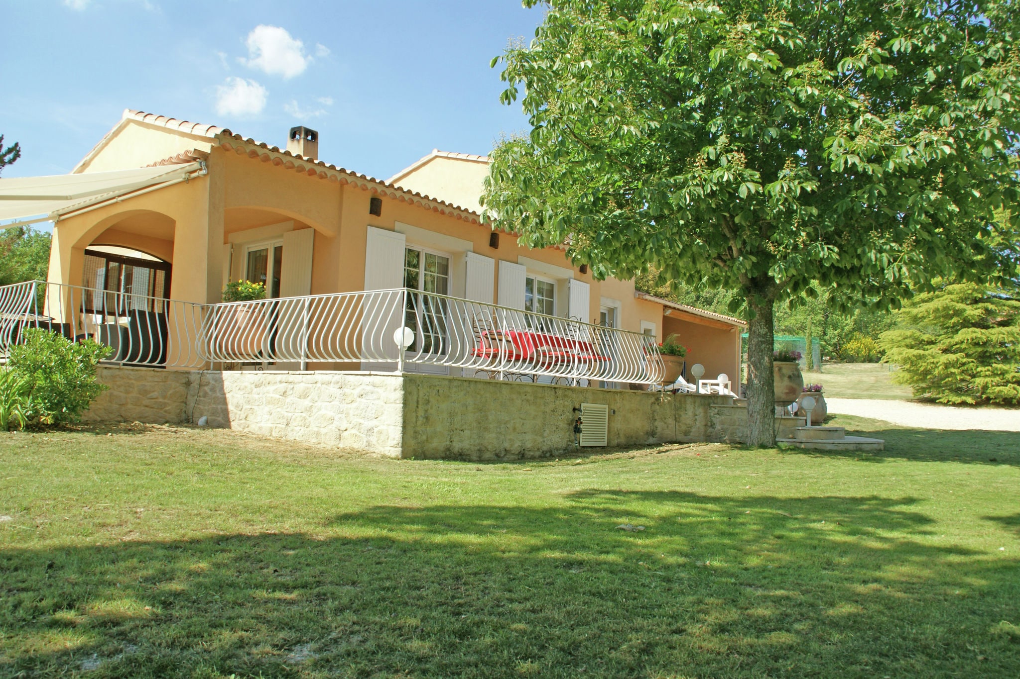 Detached villa with enclosed beautiful garden and private pool, 1km from Céreste