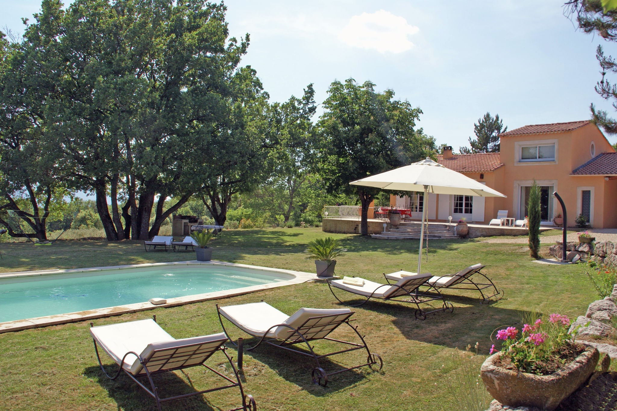 Vakantievilla met omheinde mooie tuin en privézwembad, 1 km van Céreste