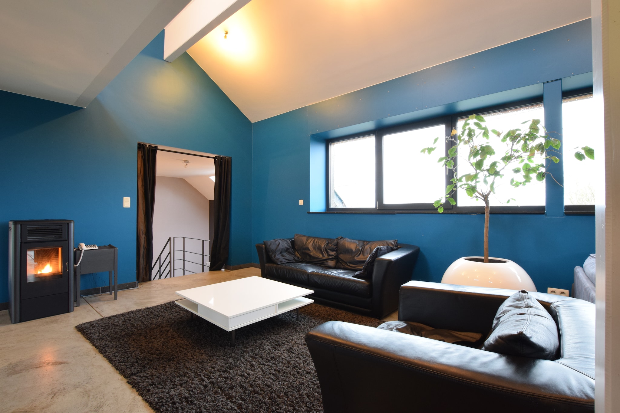 Set in the peaceful greenery of Vaux-sur-Sûre, this spacious 5-bedroom cottage welcomes up to 10 guests for a rejuvenating escape. Families and groups will love the private sauna and outdoor bubble bath, perfect for unwinding after a day of adventure. The cozy living-dining area features a pellet stove, a bar with beer tap, and plenty of space to gather and relax.

Surrounded by nature, the cottage offers easy access to forest trails (5 km), cross-country routes (6 km), and swimming spots at a nearby pool (9 km) or lake (25 km). Restaurants and supermarkets are just 9 km away, while public transport is conveniently located 1 km from the property. Whether you're hiking, sightseeing, or simply soaking up the fresh air, the location is ideal for outdoor enthusiasts.

Back at the cottage, enjoy table tennis, billiards, darts, and computer games. Children are well cared for with a cot, high chair, and play equipment. The garden and terrace invite sunny mornings and relaxed evenings, while safe on-site parking adds to the comfort of your stay.