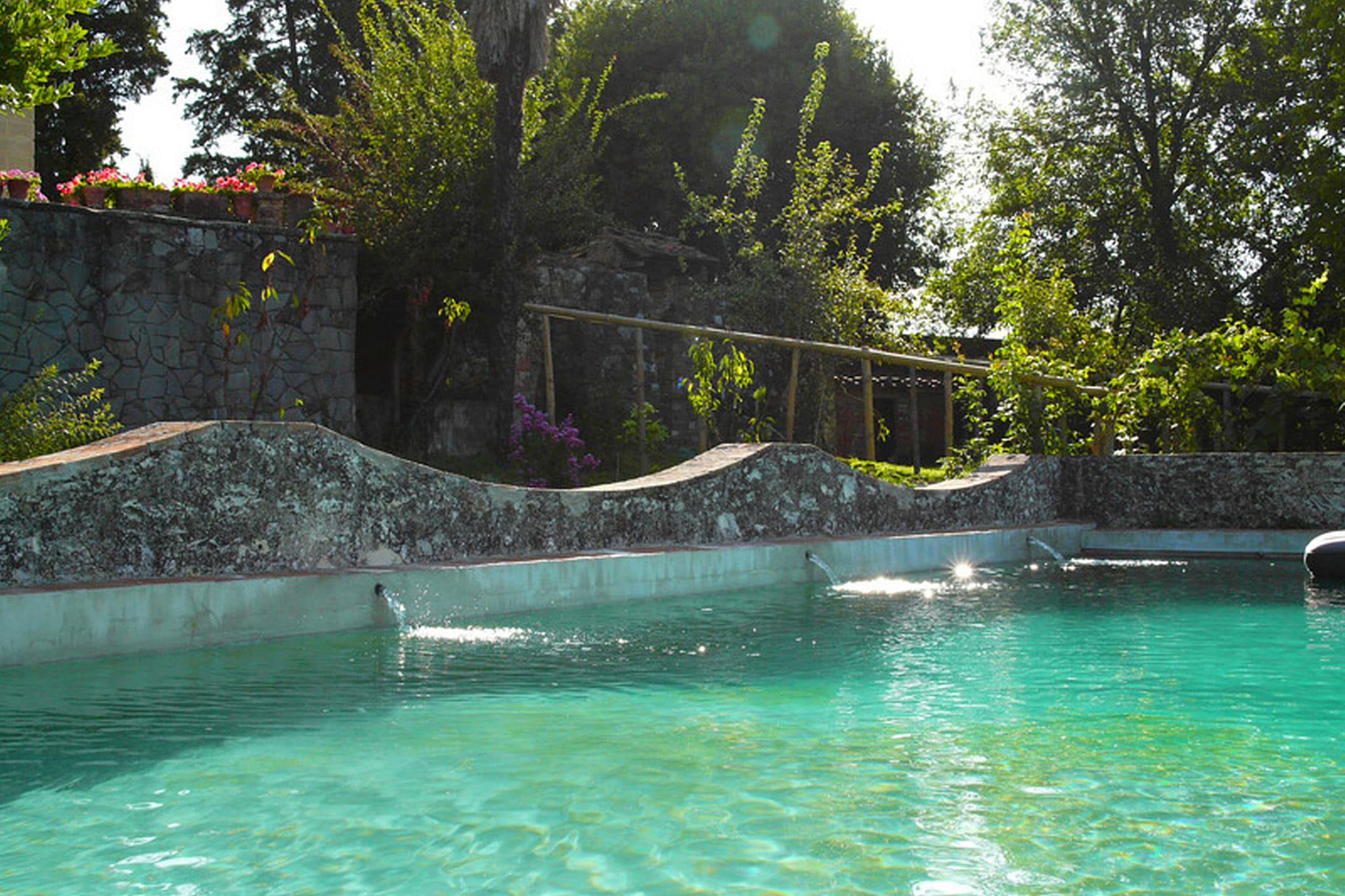 Prachtige villa op een heuvel net buiten Florence met weelderige tuin en zwembad