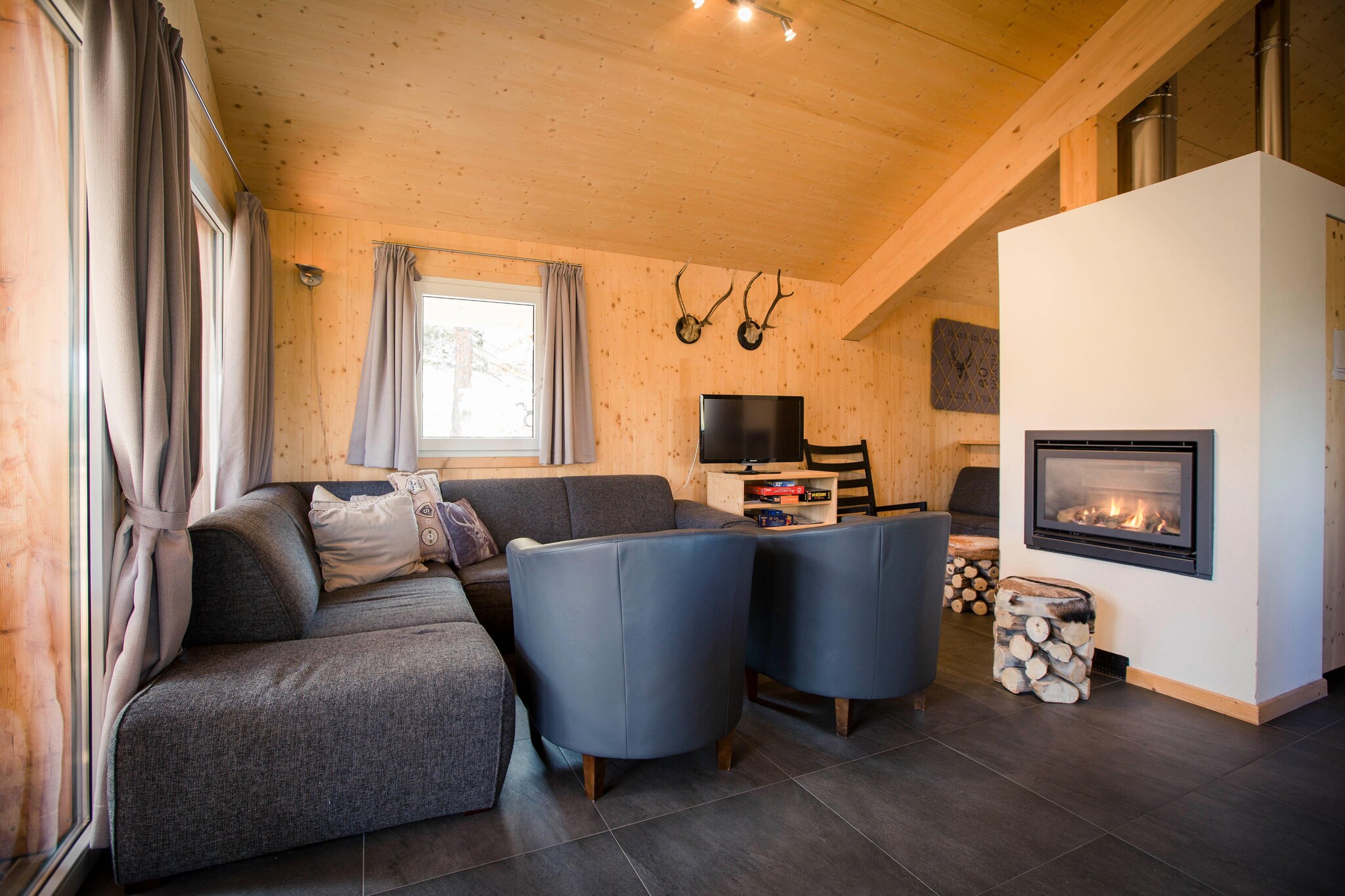 This 5-bedroom chalet can easily accommodate 11 people and is located in TurracherhÃ¶he. It's perfect for families with children or large groups and has an indoor bubble bath. The home is 1 km away from the town center, and 1 km away from restaurants and general supplies. It's also a 100 m from the forest and 1 km from the lake. Head to Turracher HÃ¶he, the mountain pass connecting Carinthia and Steiermark, where you can enjoy lots of winter sports. Turrachersee and the village centre are within walking distance, where you can find plenty of restaurants and shops. This fully furnished home comes equipped with an infrared sauna and ski storage. There's also a balcony, as well as central heating and parking available.The nearest airport is Klagenfurt Airport, 64 km away.

