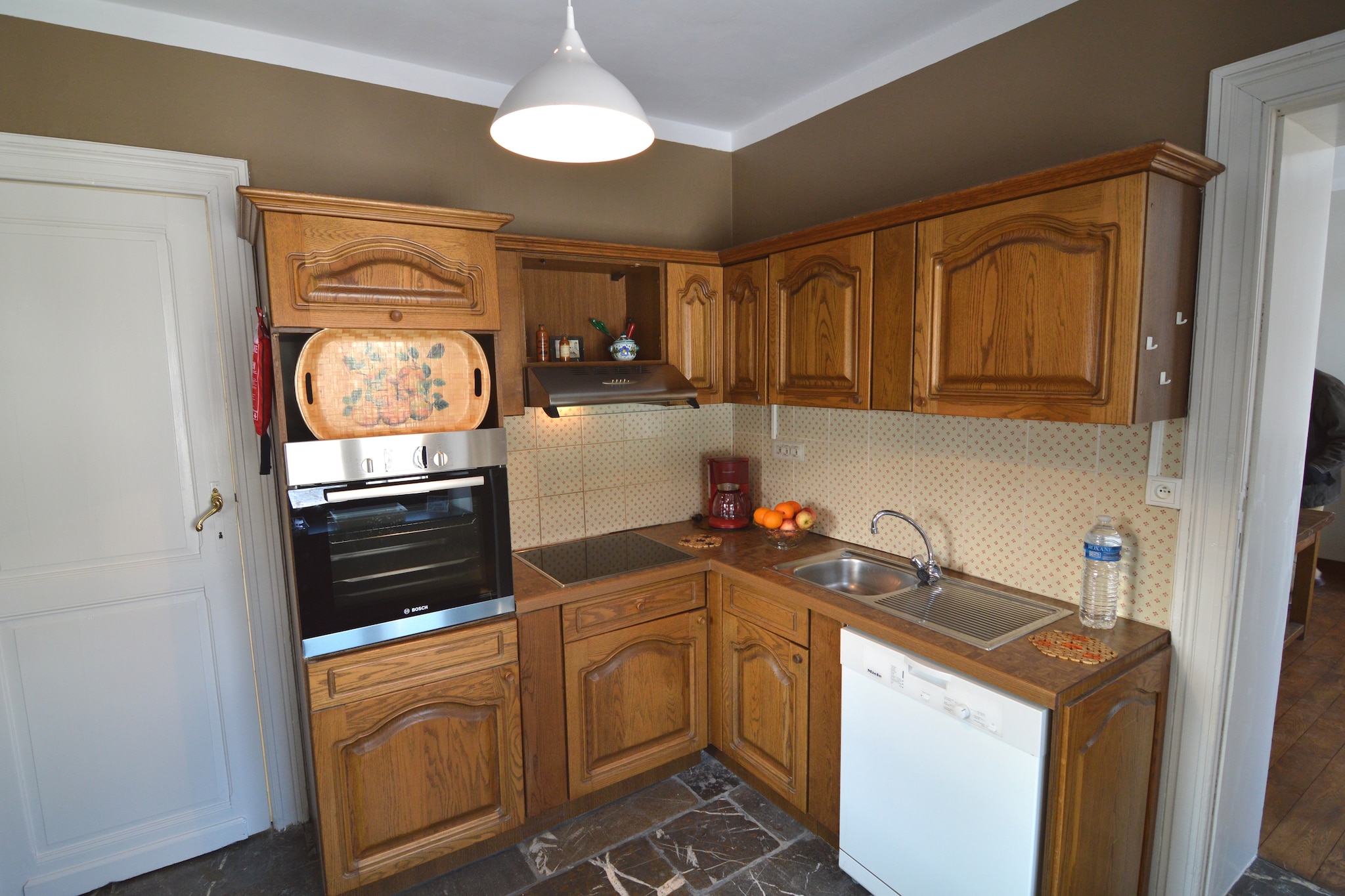 Ground floor: (hallway, Living room(TV, seating area), Kitchen(cooker(ceramic), coffee machine, oven, microwave, dishwasher, fridge-freezer), Living/diningroom(fireplace), toilet(toilet), pantry(tumble dryer, washbasin, washing machine))\n\nOn the 1st floor: (bedroom(3x single bed), bedroom(2x single bed), bedroom(2x single bed), bedroom(2x single bed), bathroom(bath tub, shower, washbasin, toilet), bathroom(shower, washbasin, toilet))\n\nterrace, garden, garden furniture, parking