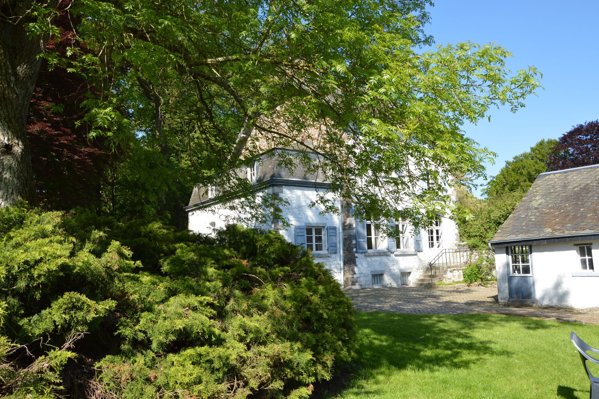 Geklasseerd vakantiehuis, aan een landhuis, met rustige ligging in Roumont