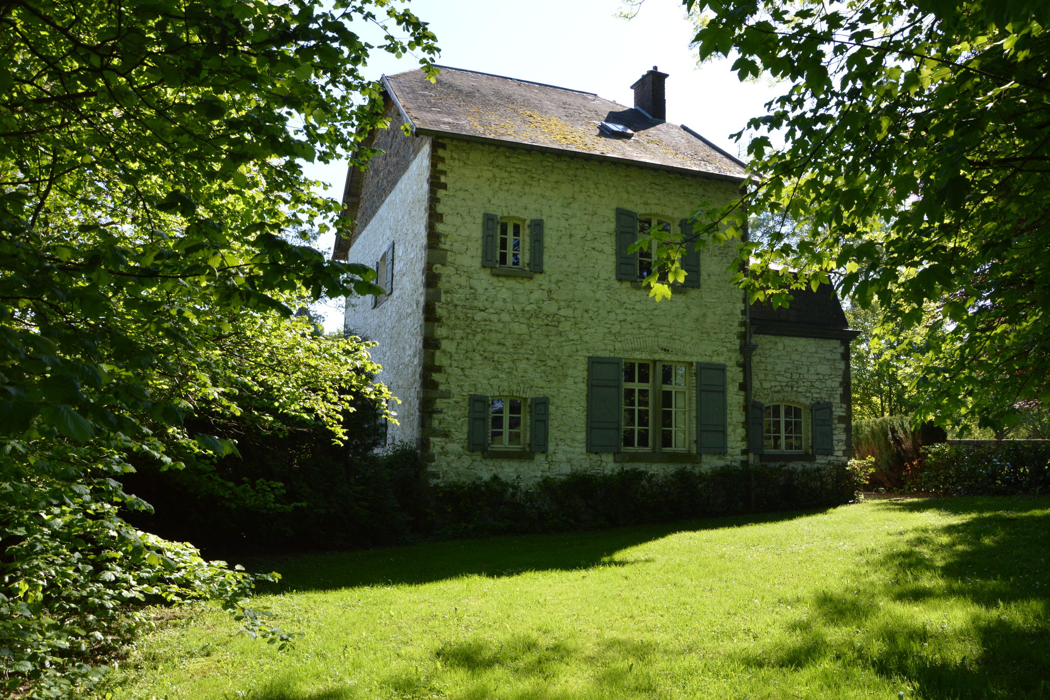Geklasseerd vakantiehuis, aan een landhuis, met rustige ligging in Roumont