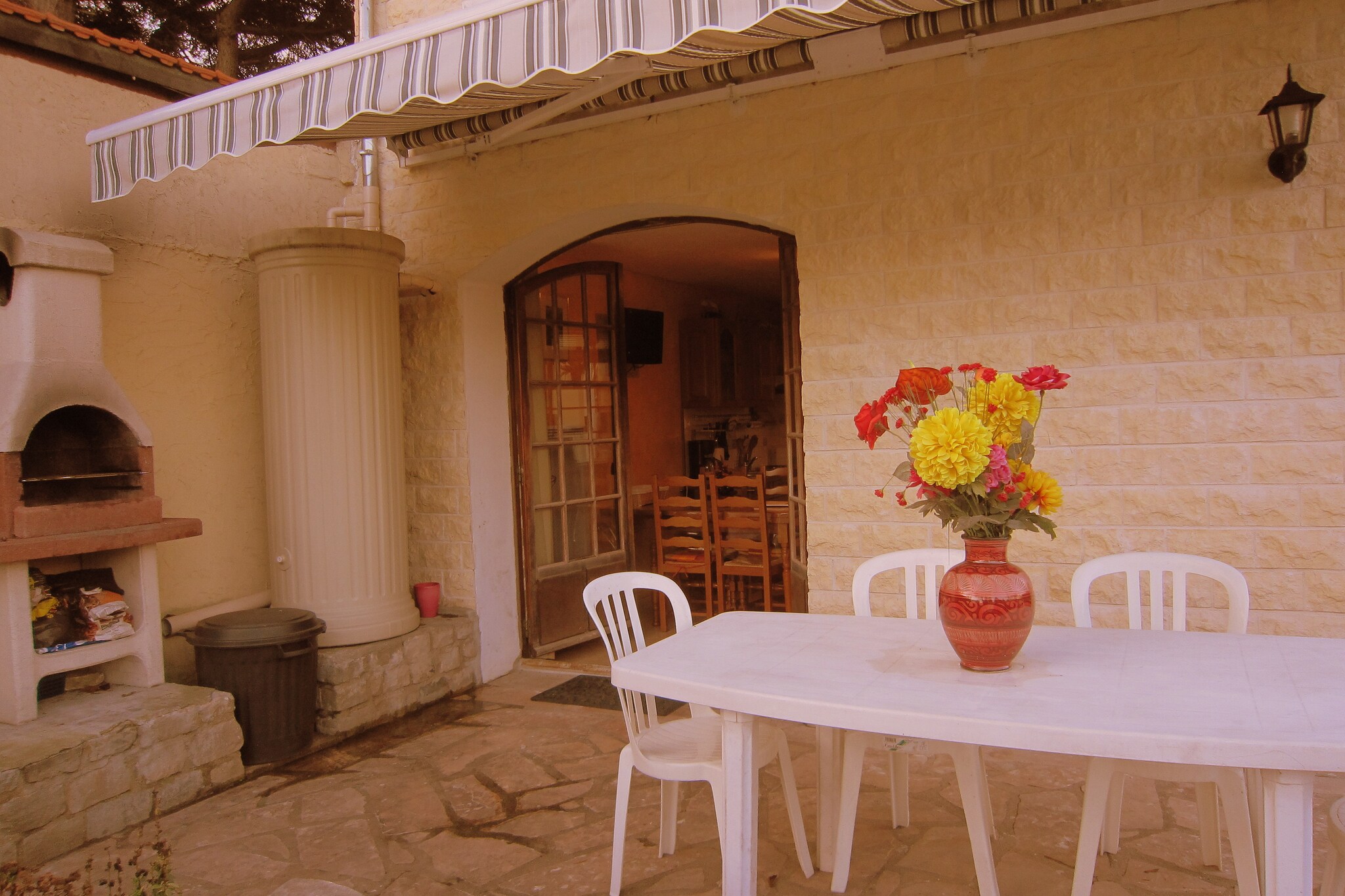 Cottage in Vaires-sur-Marne by Forest Lake