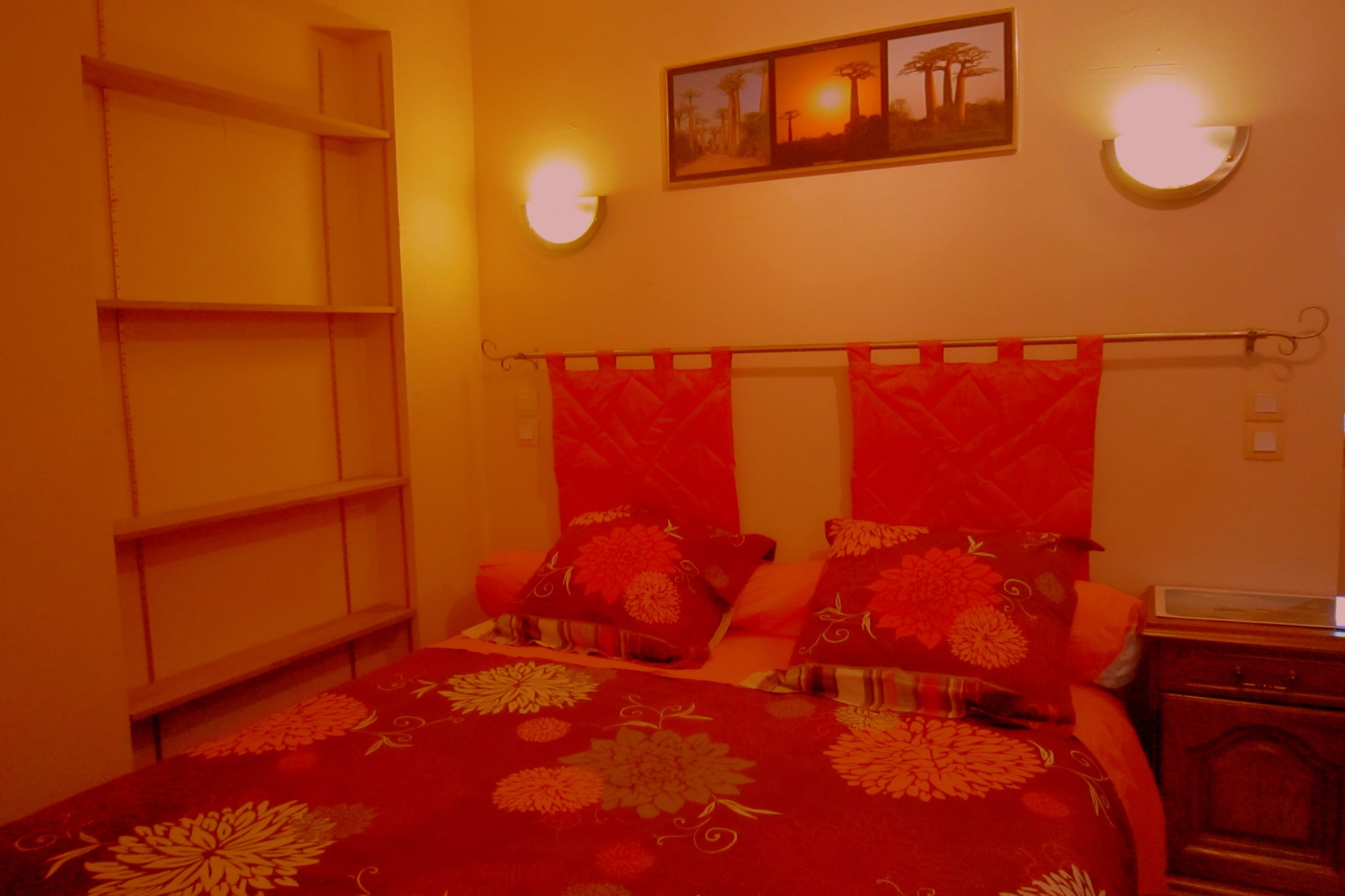 Ground floor: (hallway, open kitchen(cooker(2 ring stoves), microwave, dishwasher, fridge-freezer, terrace(fenced), garden(shared with the owner ), garden furniture, BBQ, bicycles available, high chair), Living/diningroom(double sofa bed(140 x 180 cm), TV(satellite), DVD player, CD player), storage(washing machine), garden doors)\n\nOn the 1st floor: (bedroom(double bed(160 x 200 cm), bunk bed(90 x 200 cm), children\'s bed, stair gate), bathroom(shower, washbasin, toilet))\n\nparking