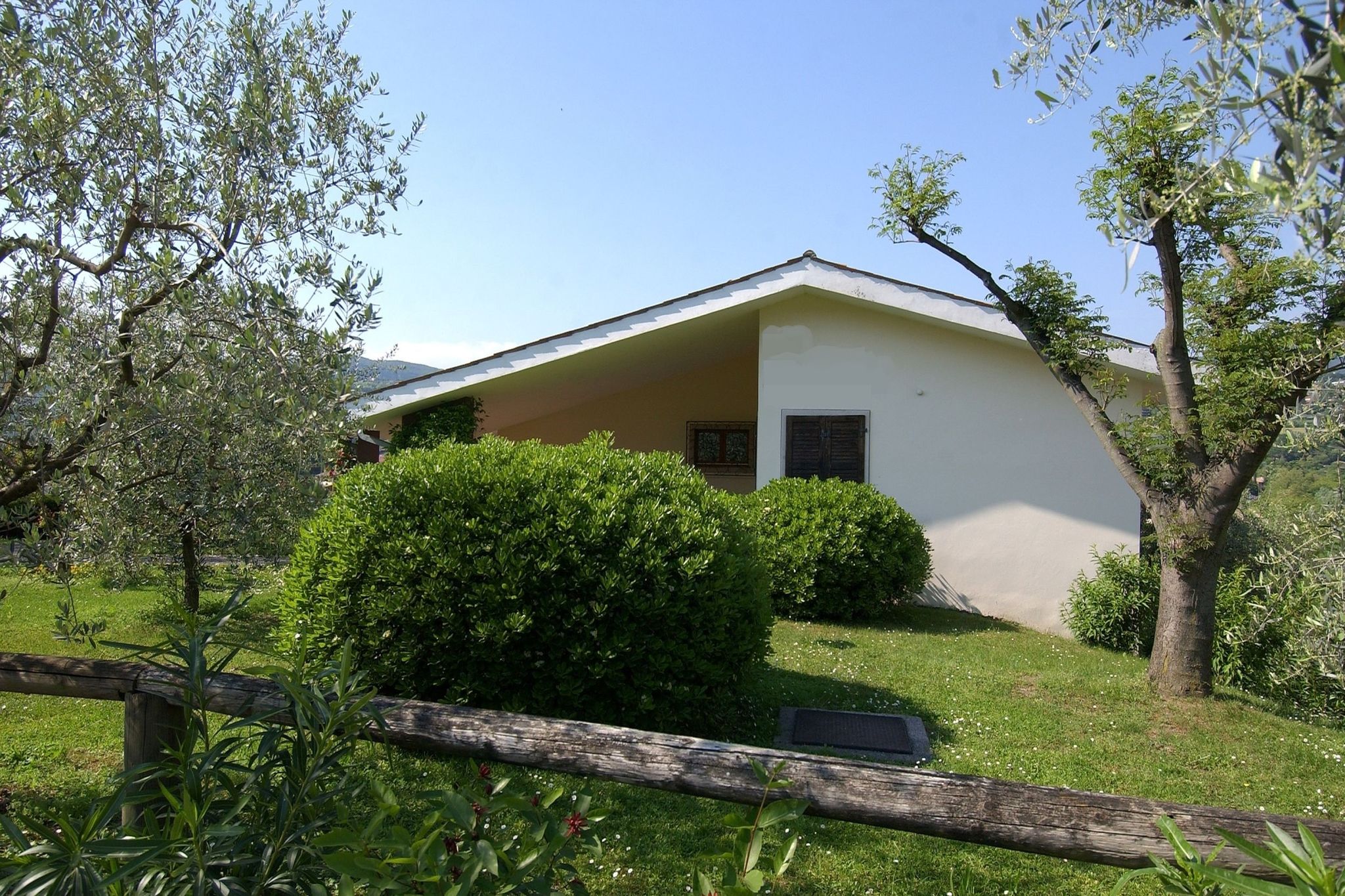 An apartment in a quiet location 1.5 km from Lake Garda