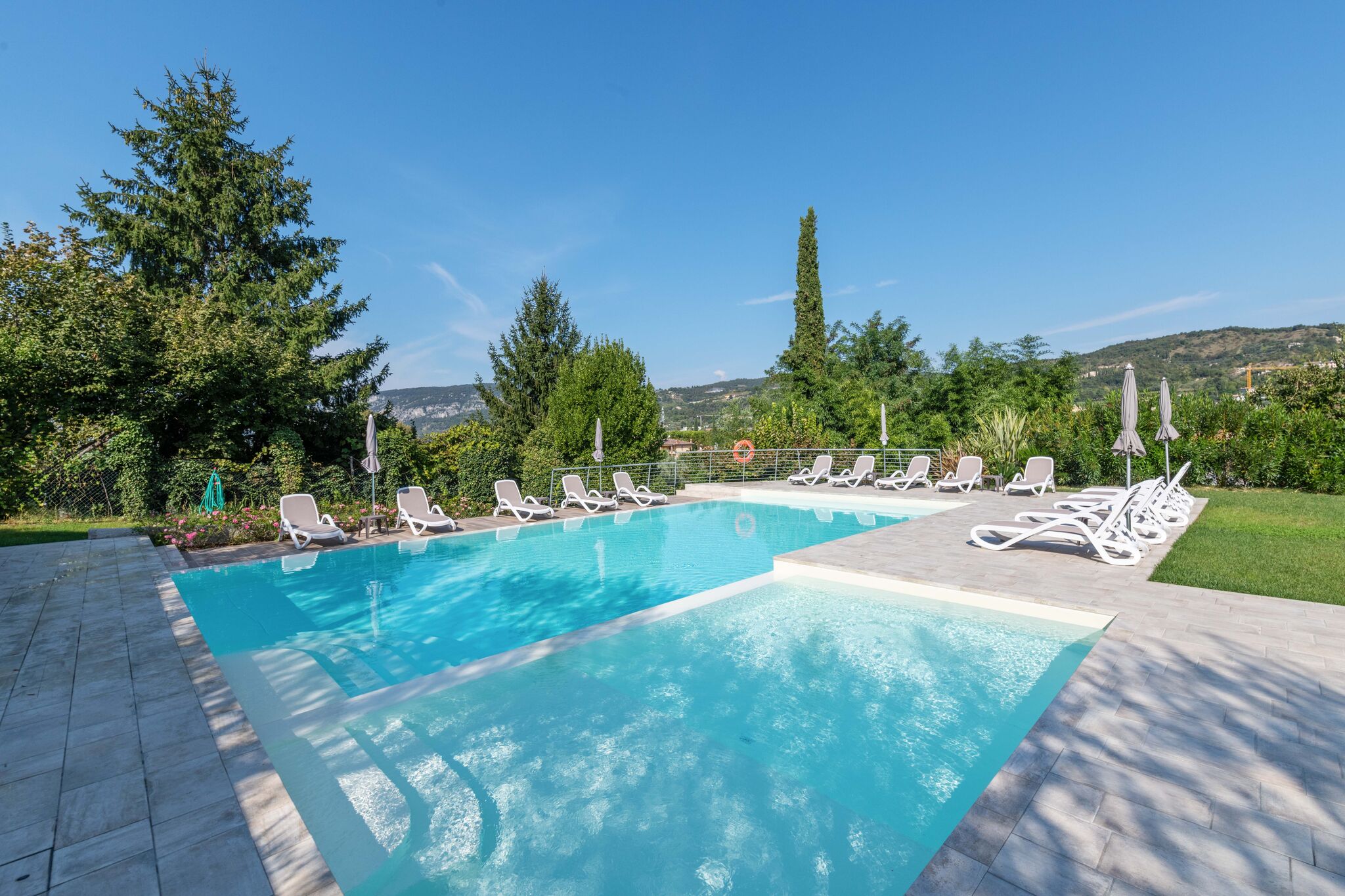 An apartment in a quiet location 1.5 km from Lake Garda