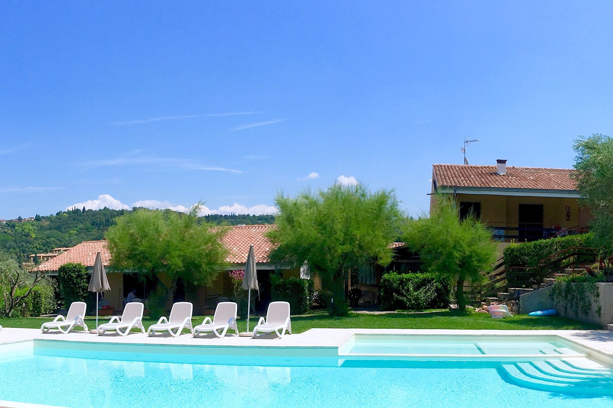 Comfortable flat with garden and swimming pool, only 1.5 km from Lake Garda