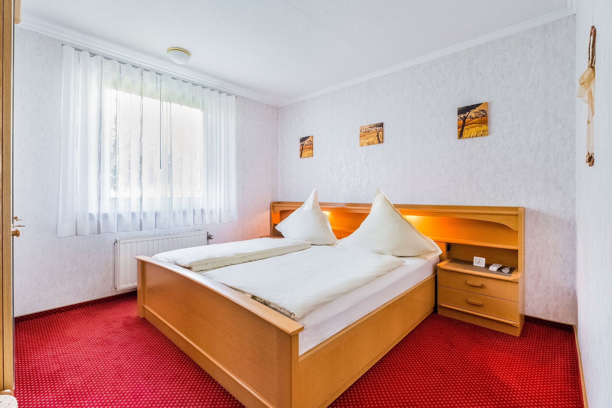 On the 1st floor: (open kitchen(coffee machine, microwave, dishwasher, fridge-freezer), Living/diningroom(single sofa bed, TV(satellite), dining table, seating area, radio), bedroom(double bed), bathroom(shower, washbasin, toilet))\n\nstorage, tumble dryer(shared with other guests, paid), washing machine(shared with other guests, paid), balcony, heating(central), garden(shared with other guests), garden furniture, parking, table tennis table, children\'s bed, high chair, Charging post for electric cars