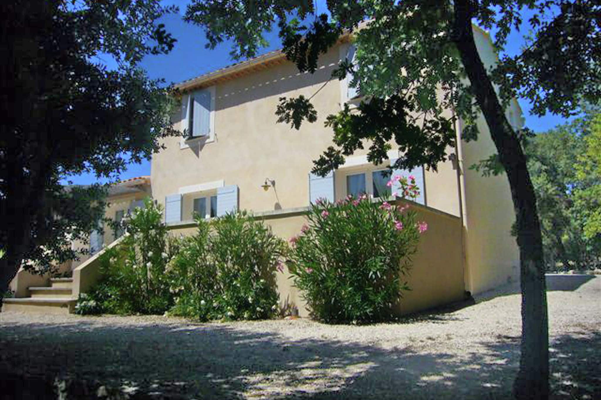 Zuid Franse villa met omheind privé zwembad, gelegen nabij L'Isle-sur-la-Sorgue
