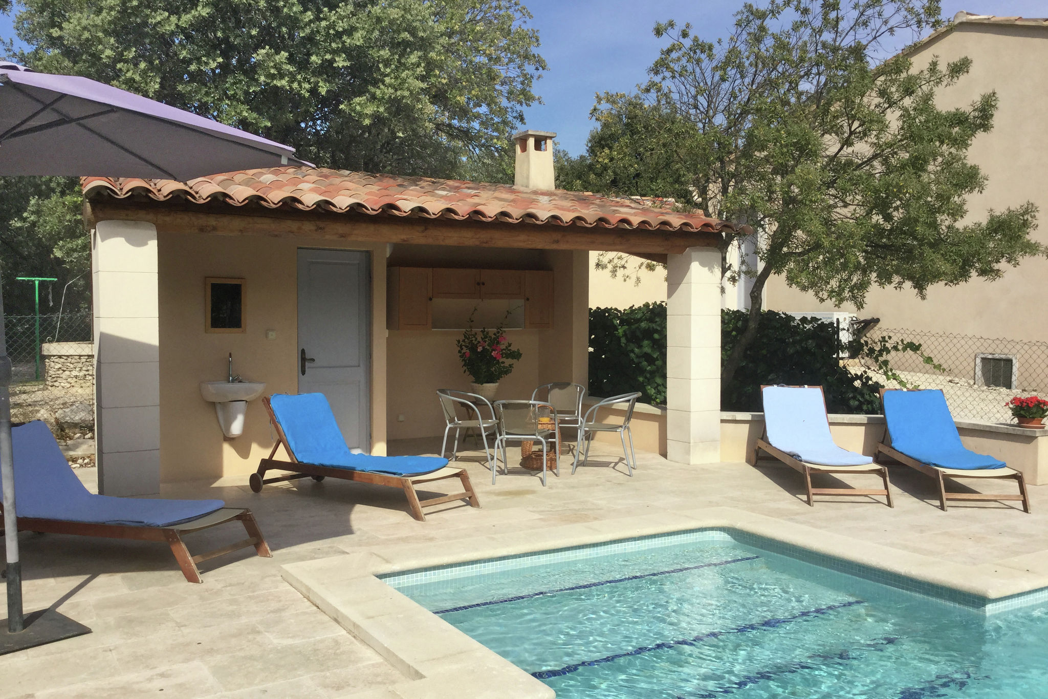 Inviting Villa in Saumane-De-Vaucluse with Swimming Pool