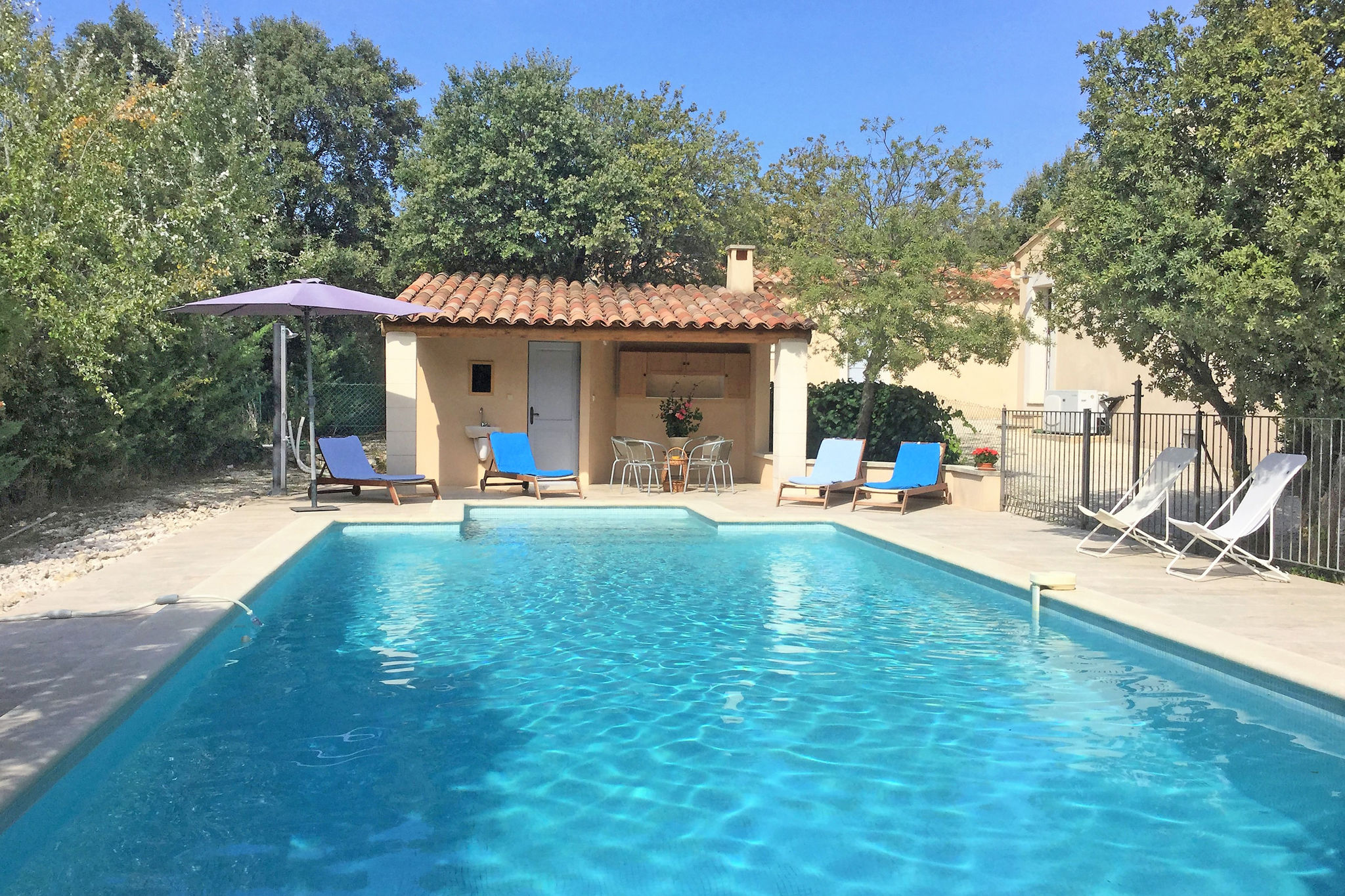 Inviting Villa in Saumane-De-Vaucluse with Swimming Pool