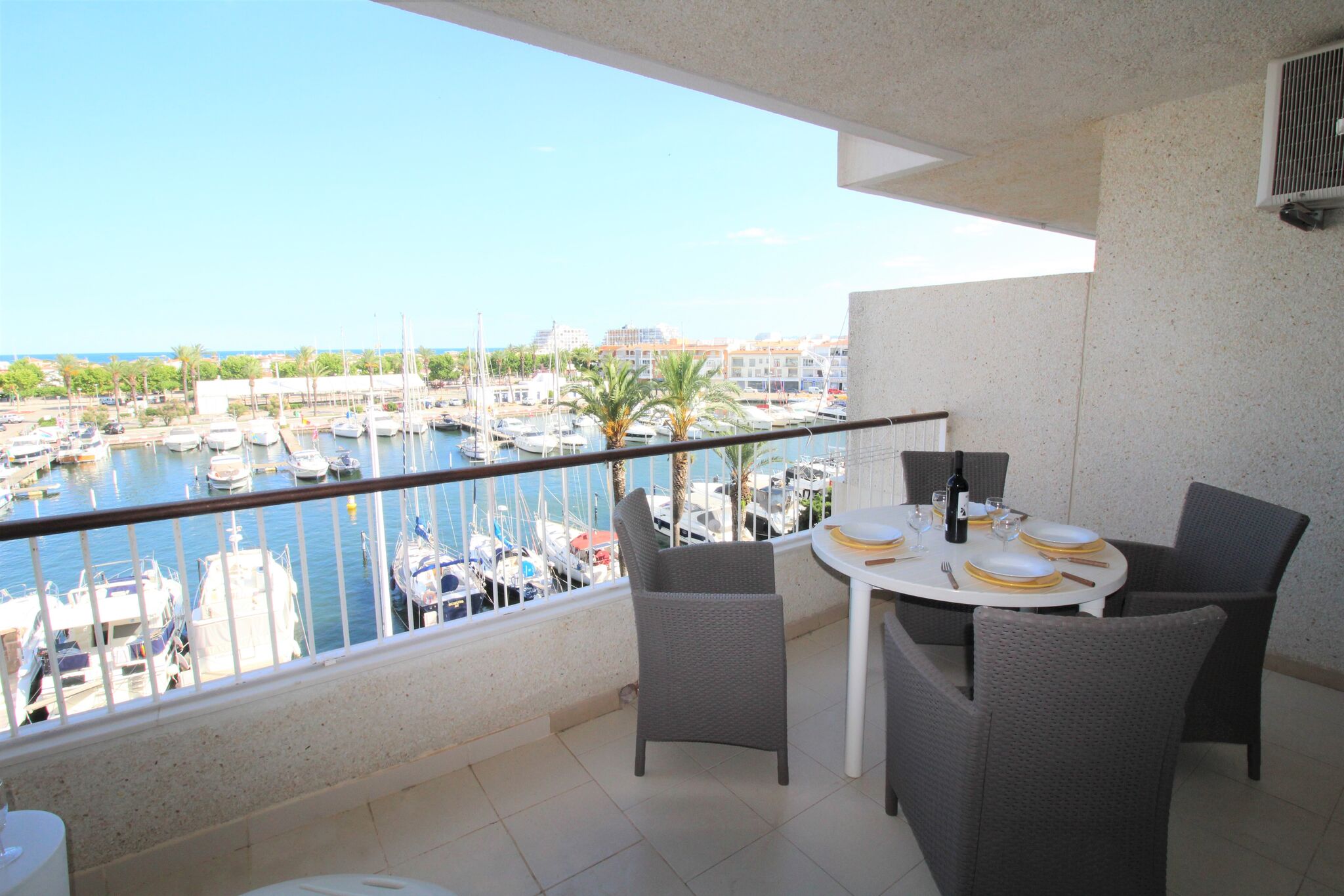 Bright apartment with lift and view of the harbor and the sea for 3 people