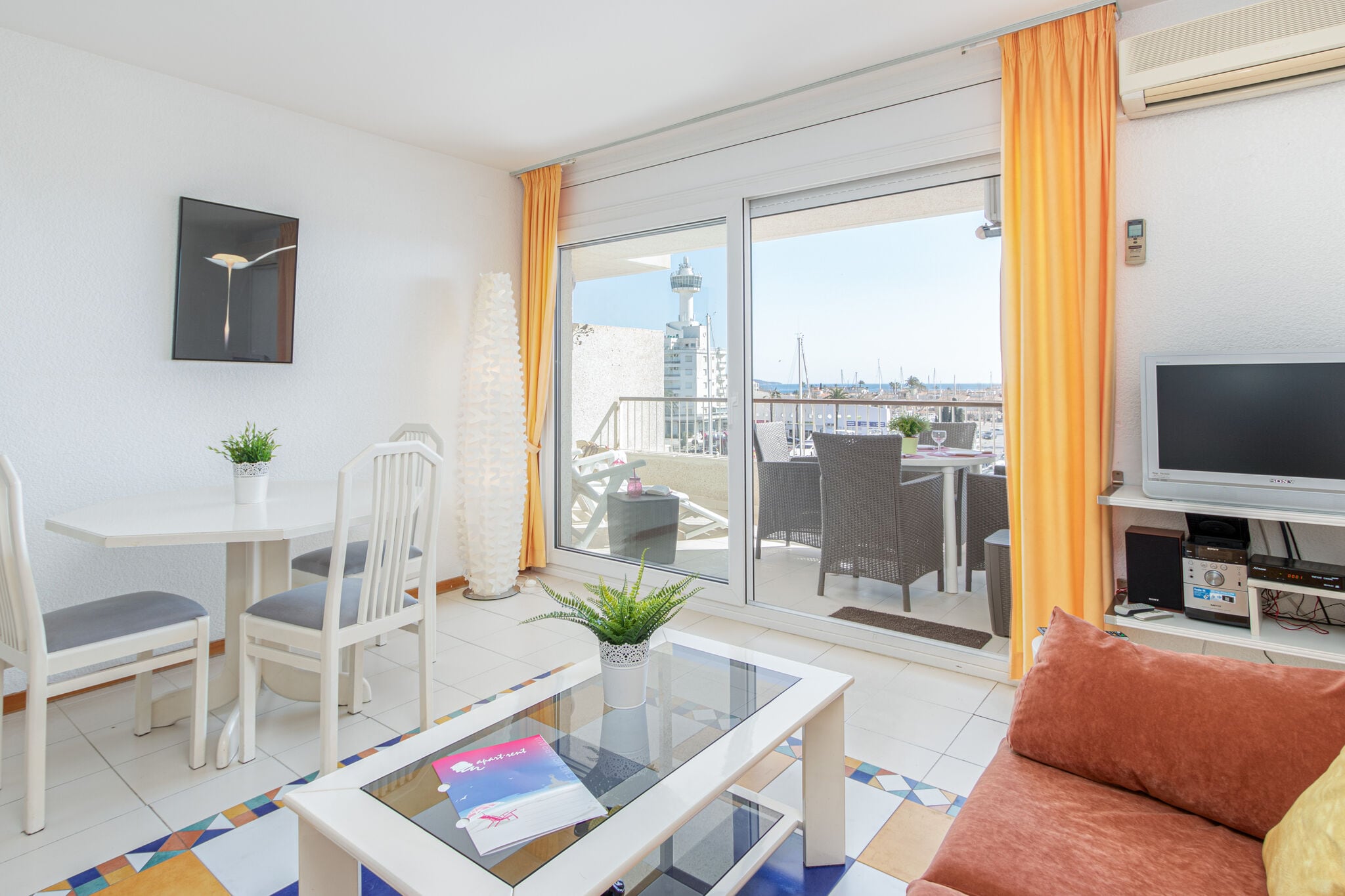 Bright apartment with lift and view of the harbor and the sea for 3 people