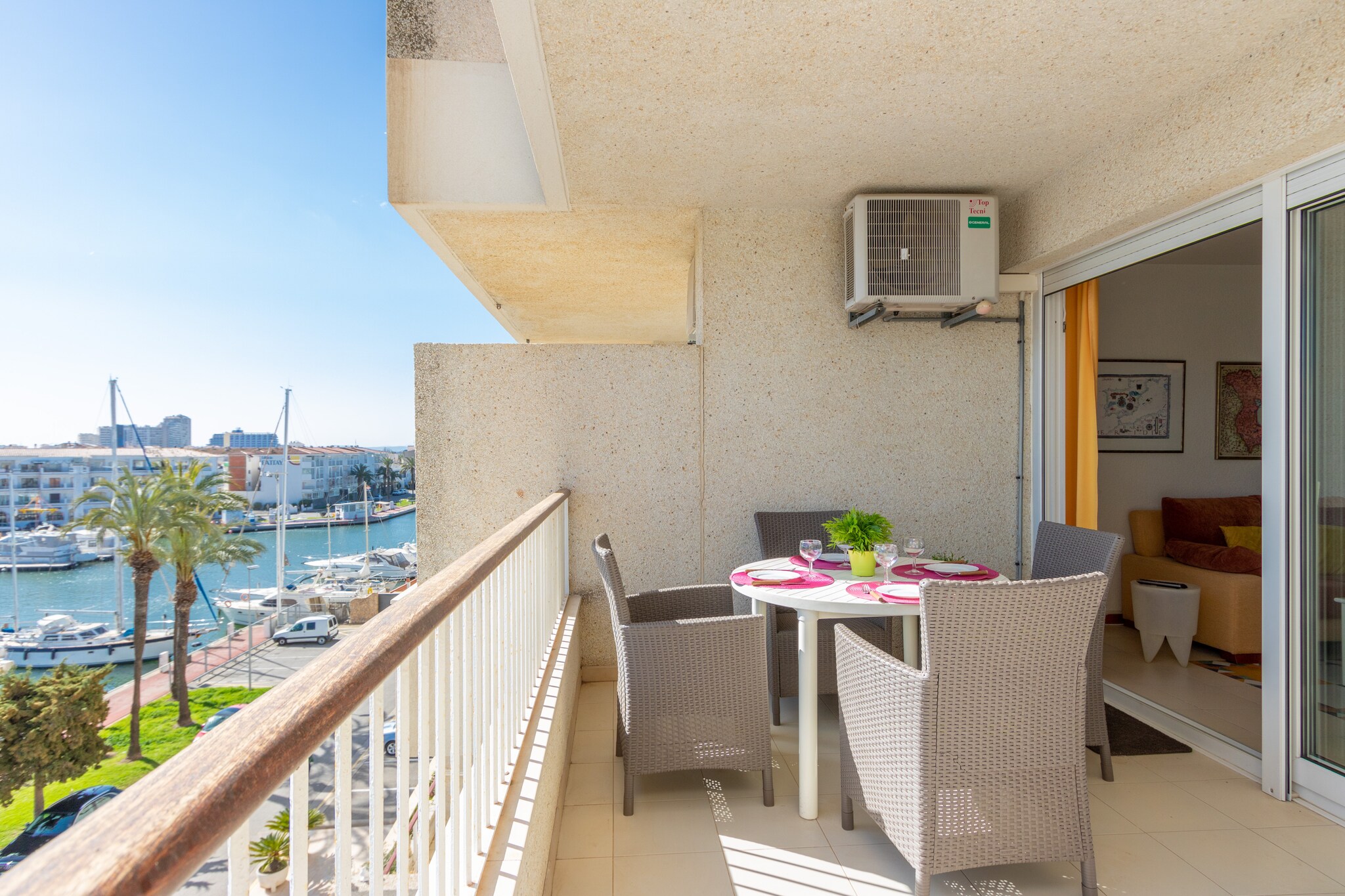 Helle Ferienwohnung in Empuriabrava mit Terrasse