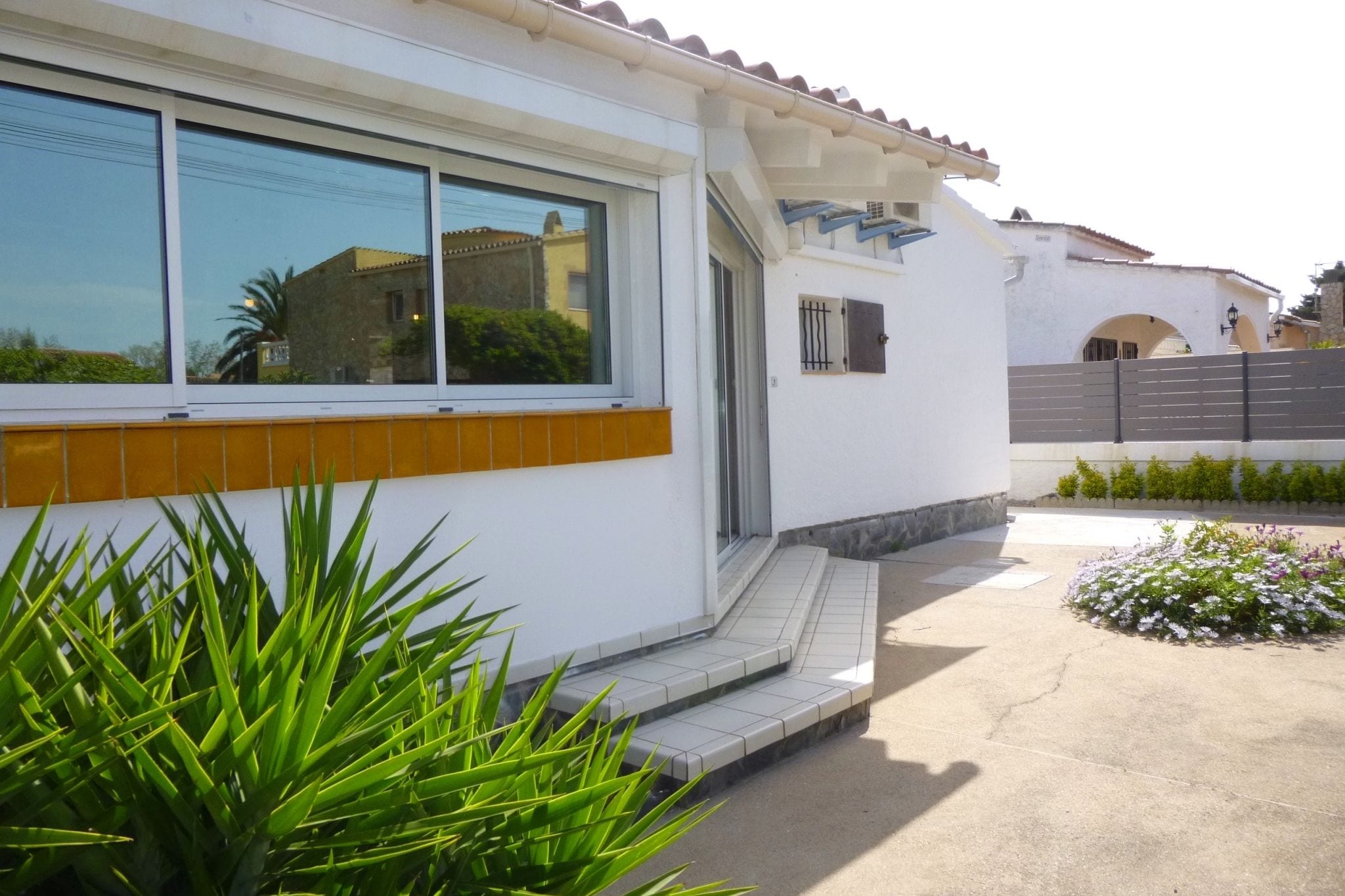 Comfortable property in Empuriabrava with garden, barbecue and three bedrooms