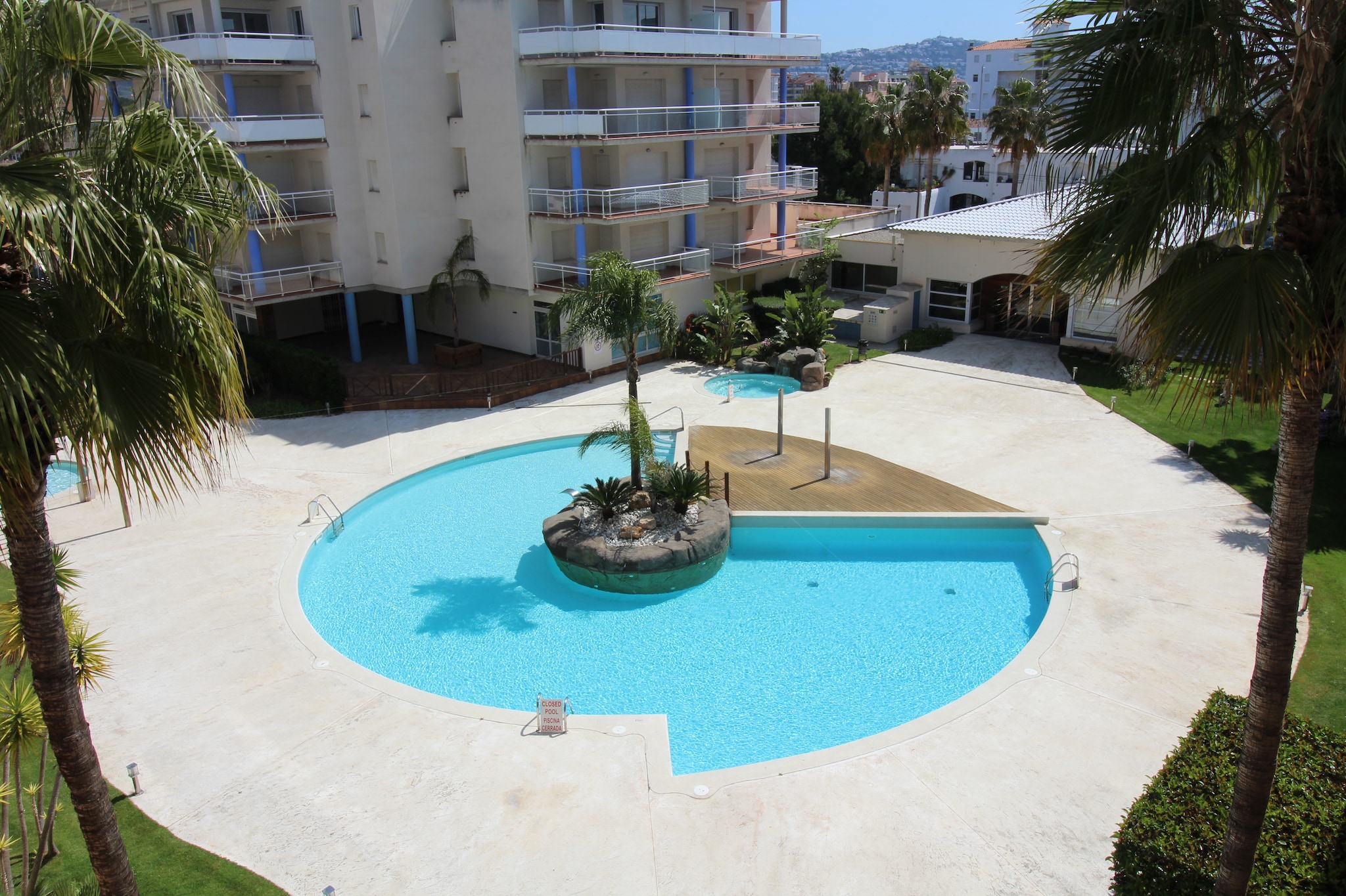 Apartment complex with communal pool in Santa Margarita (Roses)