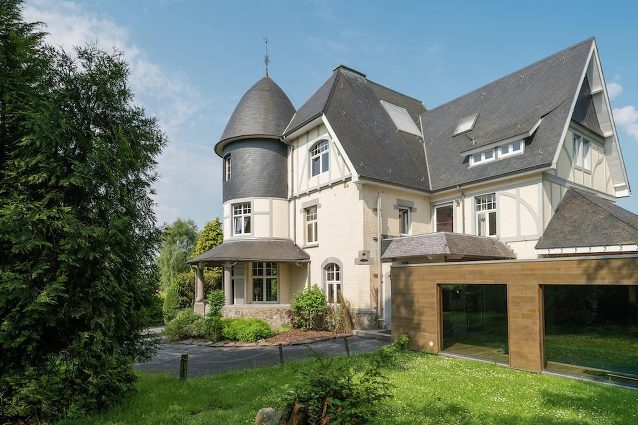 The ChÃ¢teau De Luxe is located in Stavelot in the province of LiÃ¨ge. The luxurious house has 8 bedrooms and is ideal for a large group with children. Also a pet is welcome.

The centre with supermarkets and restaurants is 4 km away. The area is also ideal for winter sports. At only 100 m you can go cross-country skiing. The nearest ski lift is 5 km away.

The spacious house is equipped with all conveniences. Most bedrooms have their own bathroom and on the terrain there is a pool house with a Turkish bath, a sauna and a swimming pool. The swimming pool is completely covered, heated and private. Outside you will find a car park, a terrace, a garden and a barbecue. For children there is playground equipment and the recreation room has a bar and a pool table.

Public transport is 100 m away.