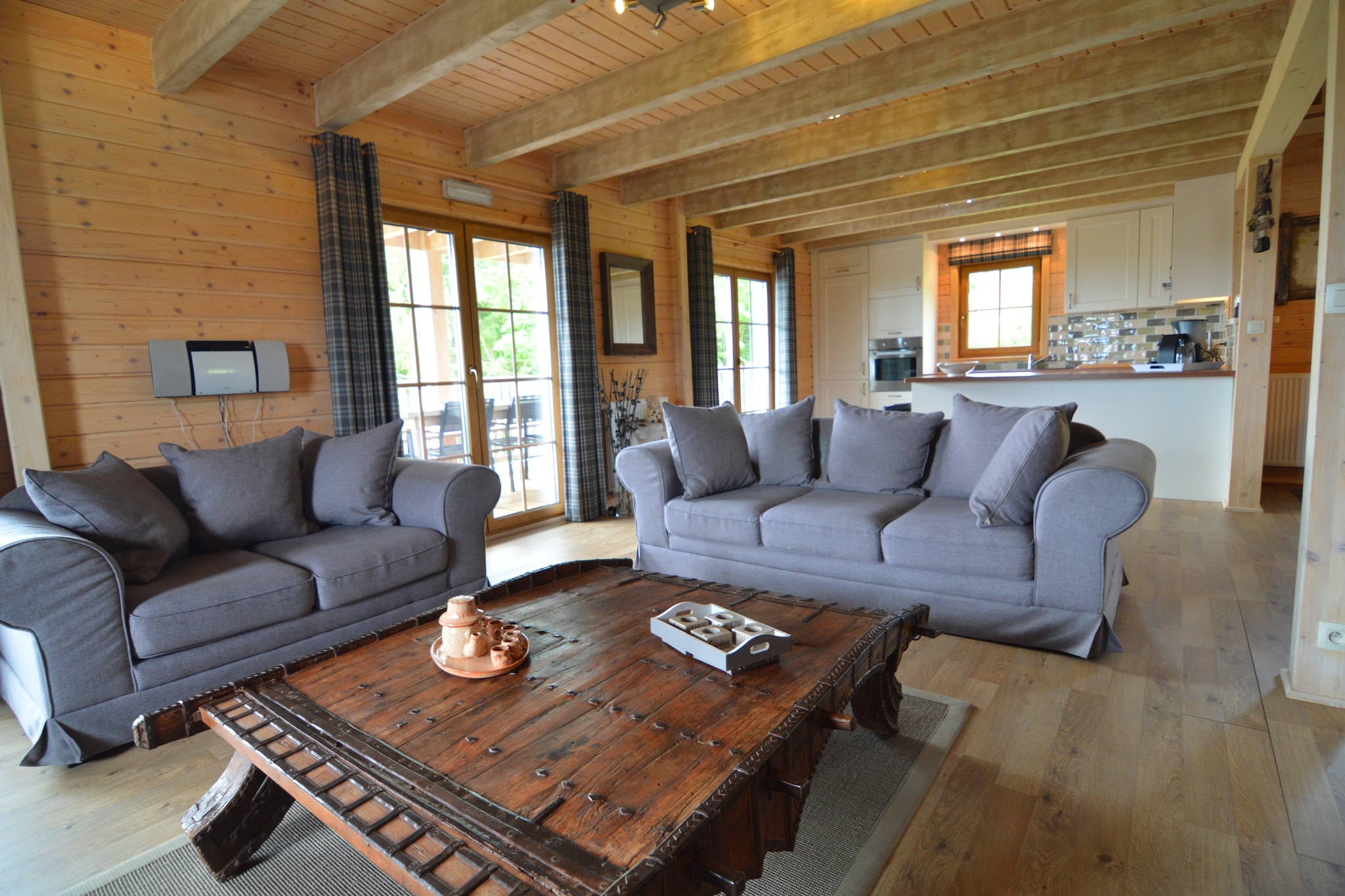 This very luxurious chalet with wellness facilities is nestled in a peaceful residential area in Septon, in the heart of the Ardennes. Perfect for large groups, the chalet offers a stylish and comfortable retreat surrounded by nature. Enjoy beautiful walks through the nearby forests of Durbuy and visit the world’s smallest city, known for its charming square filled with cozy restaurants serving delicious meals and authentic Belgian beers.
The chalet is elegantly decorated and features multiple terraces where you can unwind with a book and your favorite drink, either in the sun or shade. After an active day, relax fully in the private sauna, bubble bath, or by the warm wood-burning stove in the living room. For coffee lovers, there are two machines available: Nespresso and a filter coffee maker, ensuring a perfect start to your day.