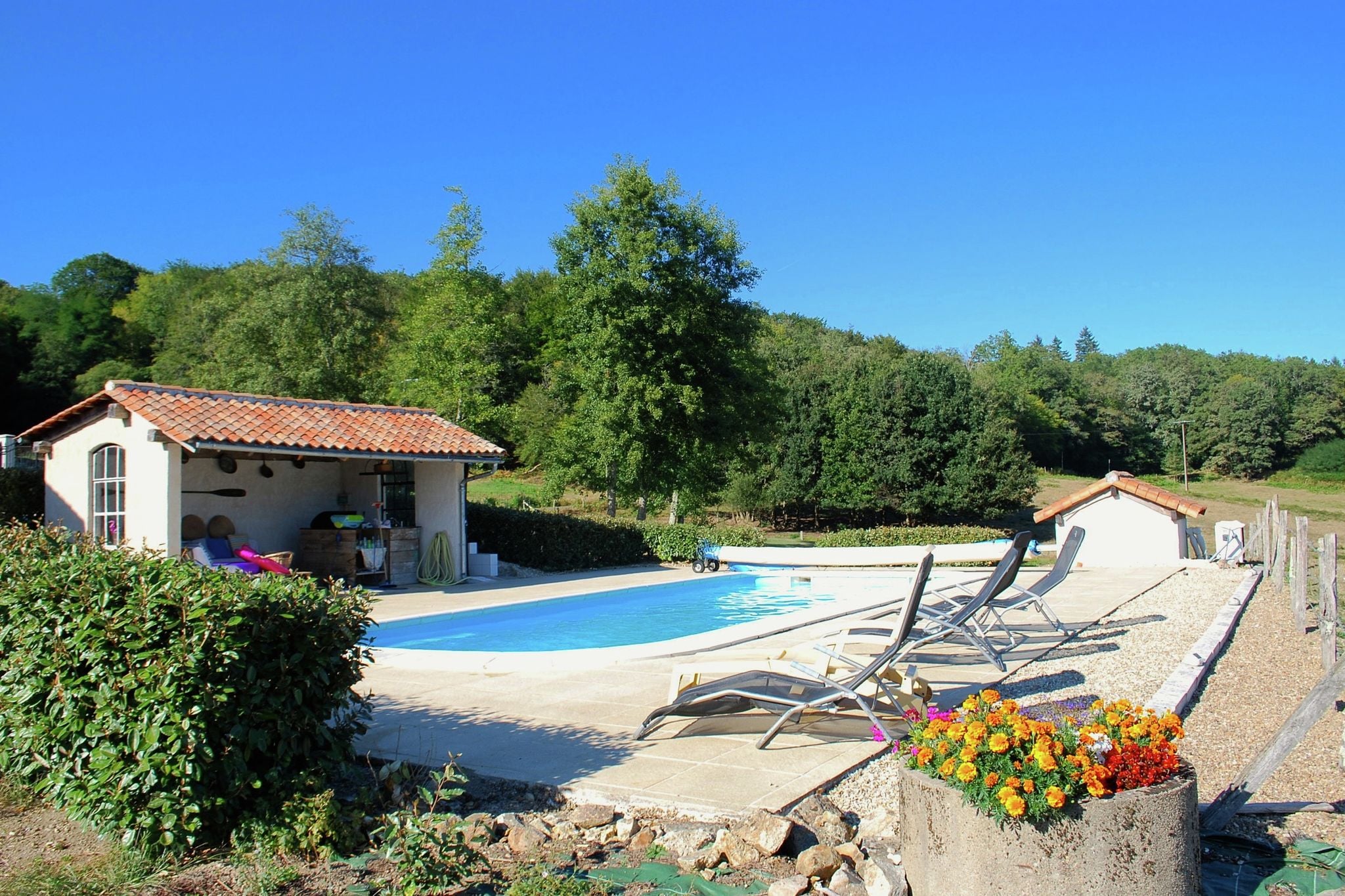 Maison de vacances avec piscine commune, située au calme à Roussines