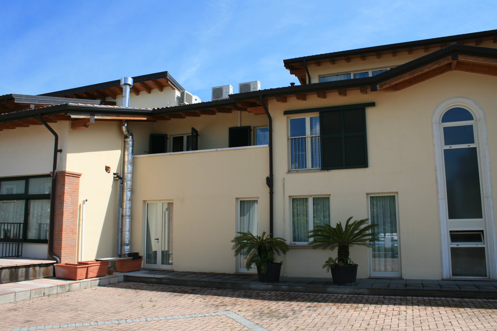 Ground floor: (Living room(double sofa bed, TV(satellite)), open kitchen(microwave, dishwasher, fridge-freezer), bedroom(double bed), bathroom(shower, washbasin, toilet, bidet), terrace(private), garden furniture)\n\ngarden, parking, swimming pool(shared with other guests, 14 x  7 m., opened from Jun upto and including Sep)