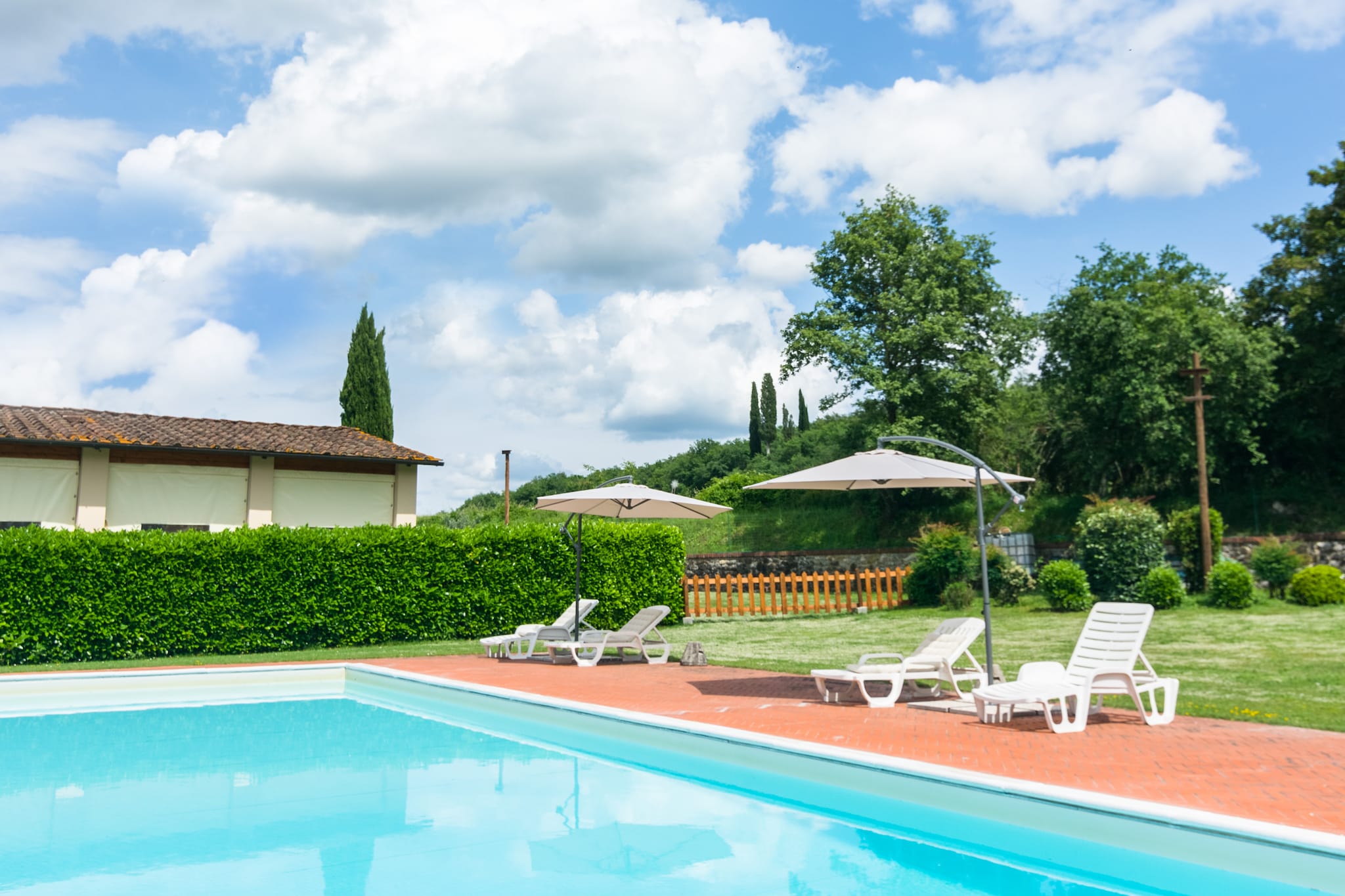 Ferme accueillante avec piscine et court de tennis