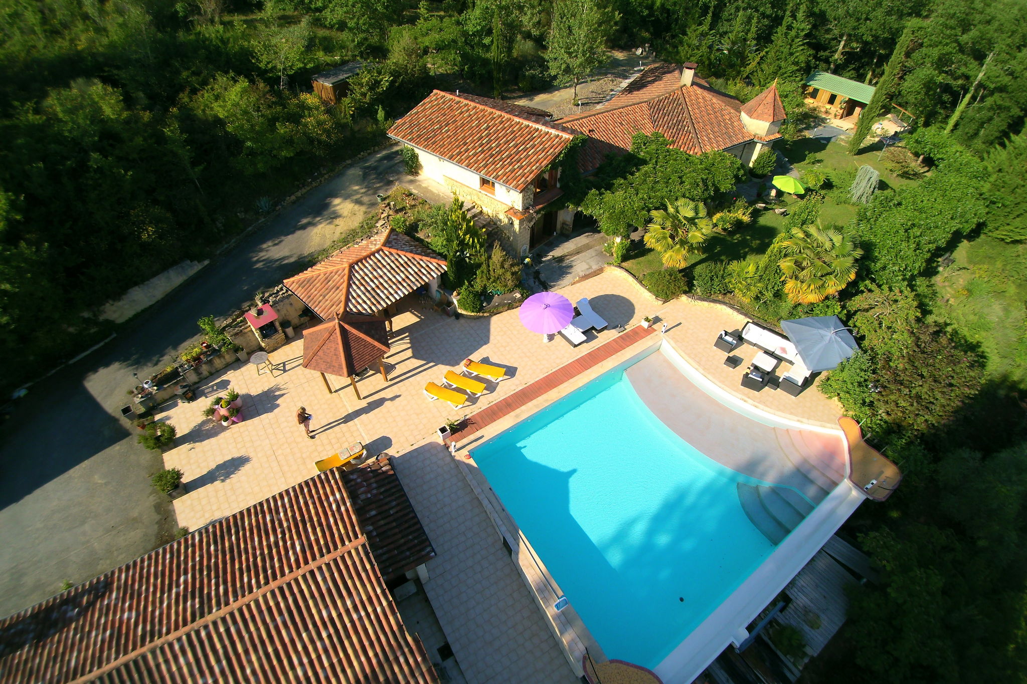 Twee huizen op een prachtig park met ruim zwembad en uitzicht.
