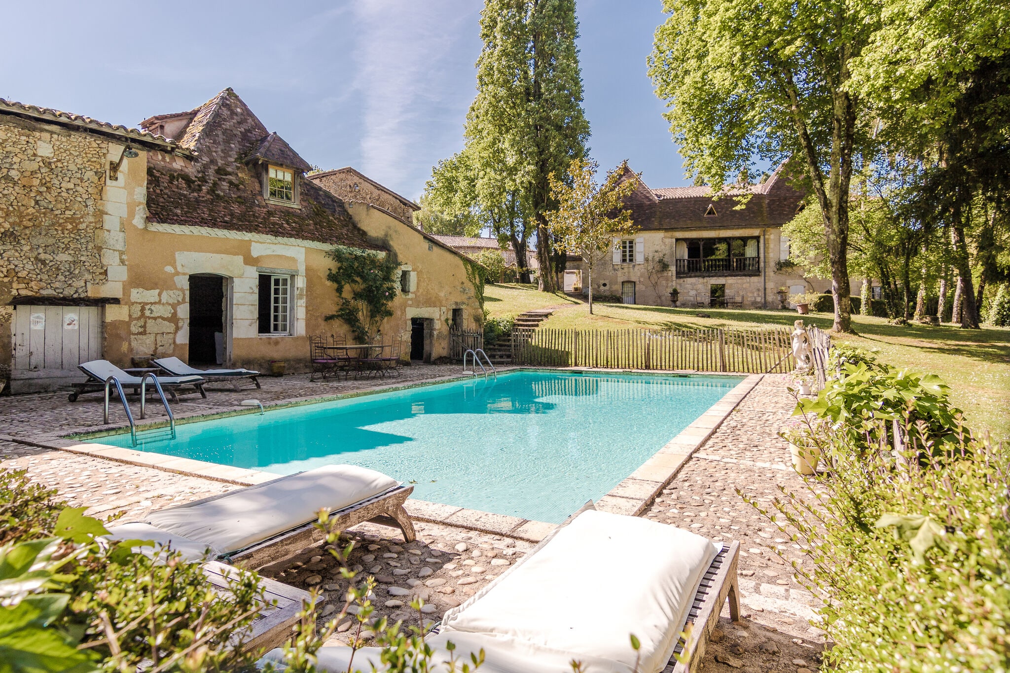 Rustieke villa in Sourzac met privézwembad en tennisbaan
