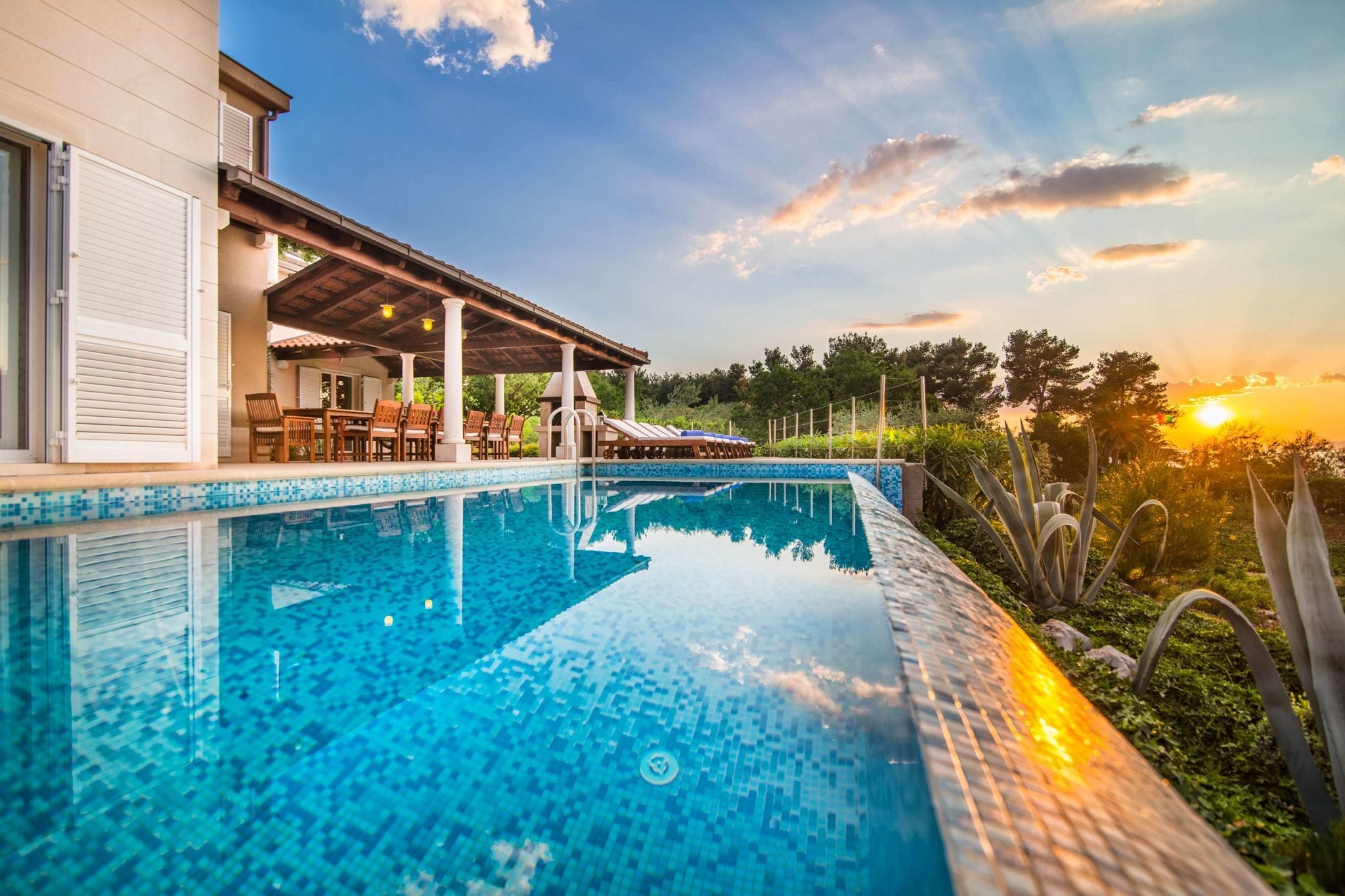 Prachtige villa op het eiland Brac met infinity pool, op 30 meter van het strand