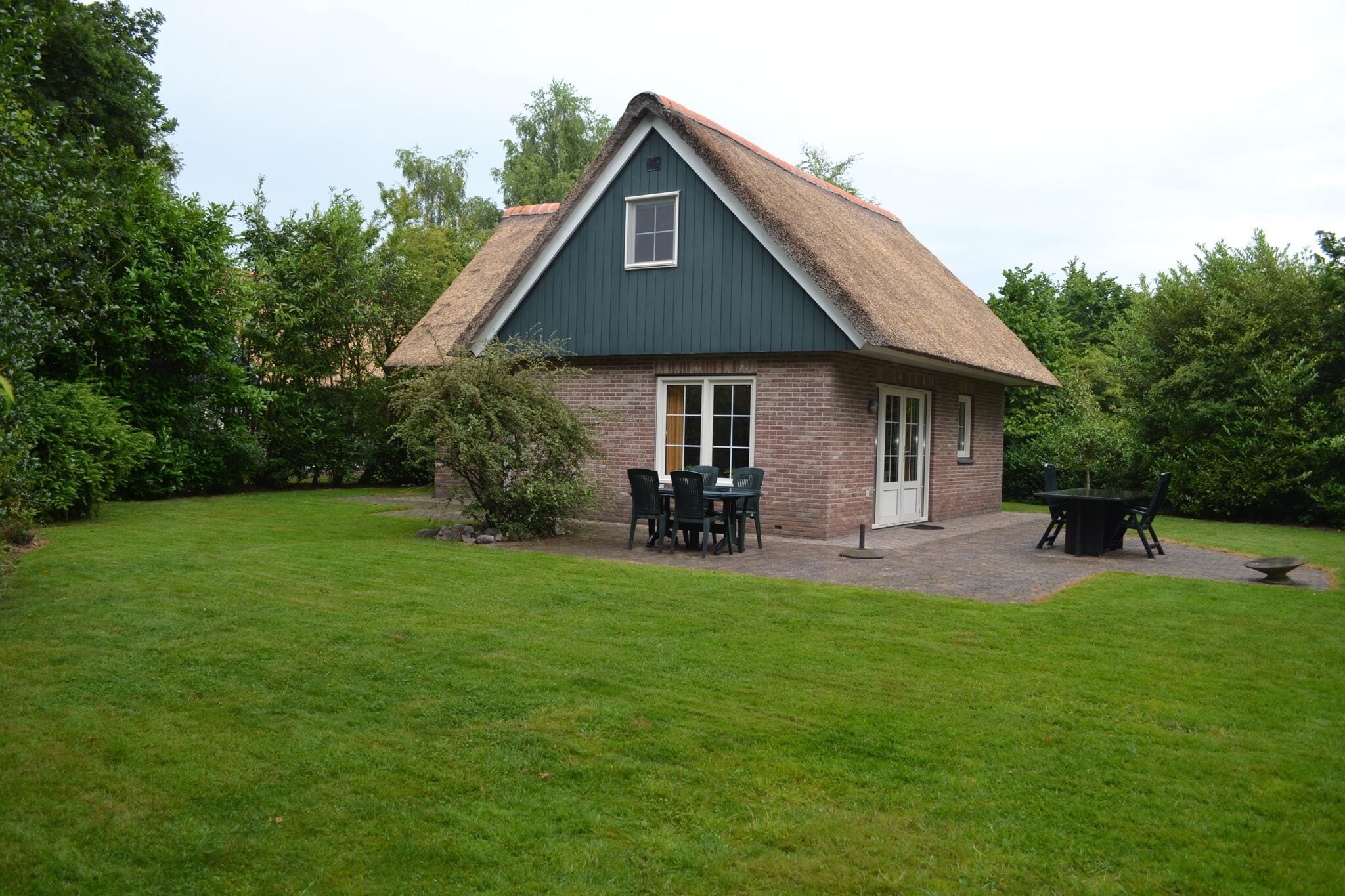 Spacious thatched villa with dishwasher, in a national park