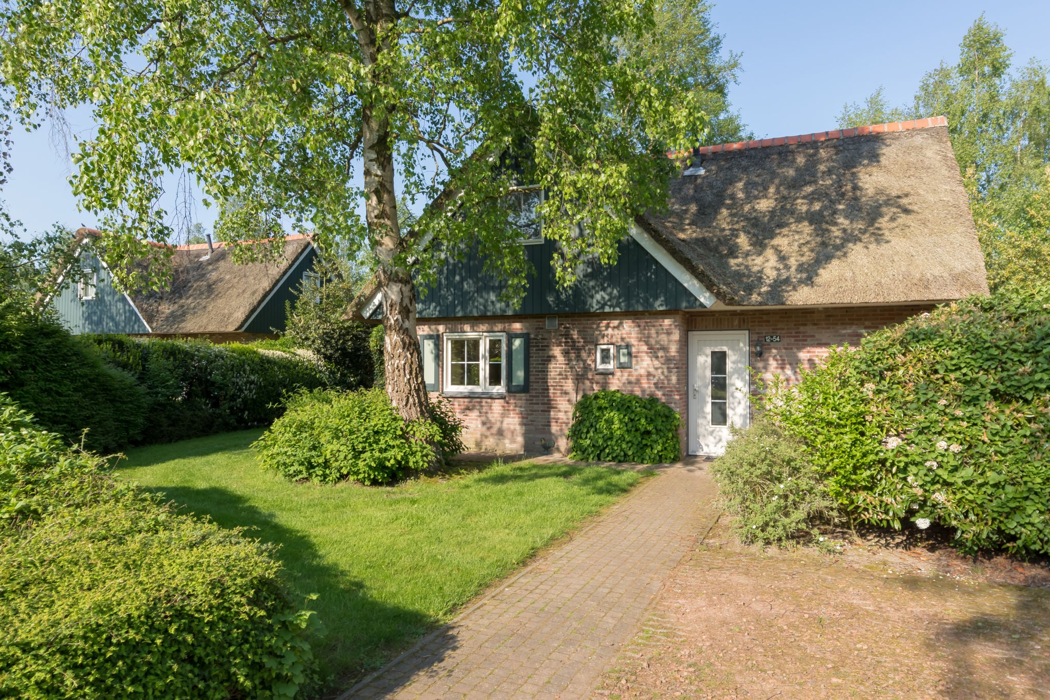Spacious thatched villa with dishwasher, in a national park
