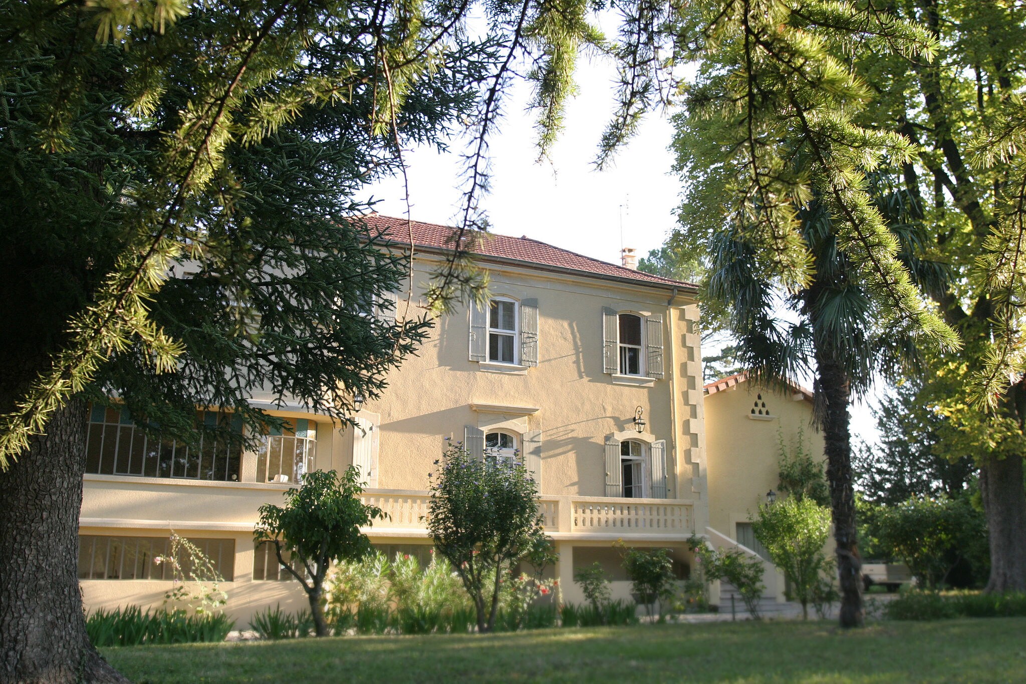 Gîte with attached guestroom in stately art-deco villa with pool and park