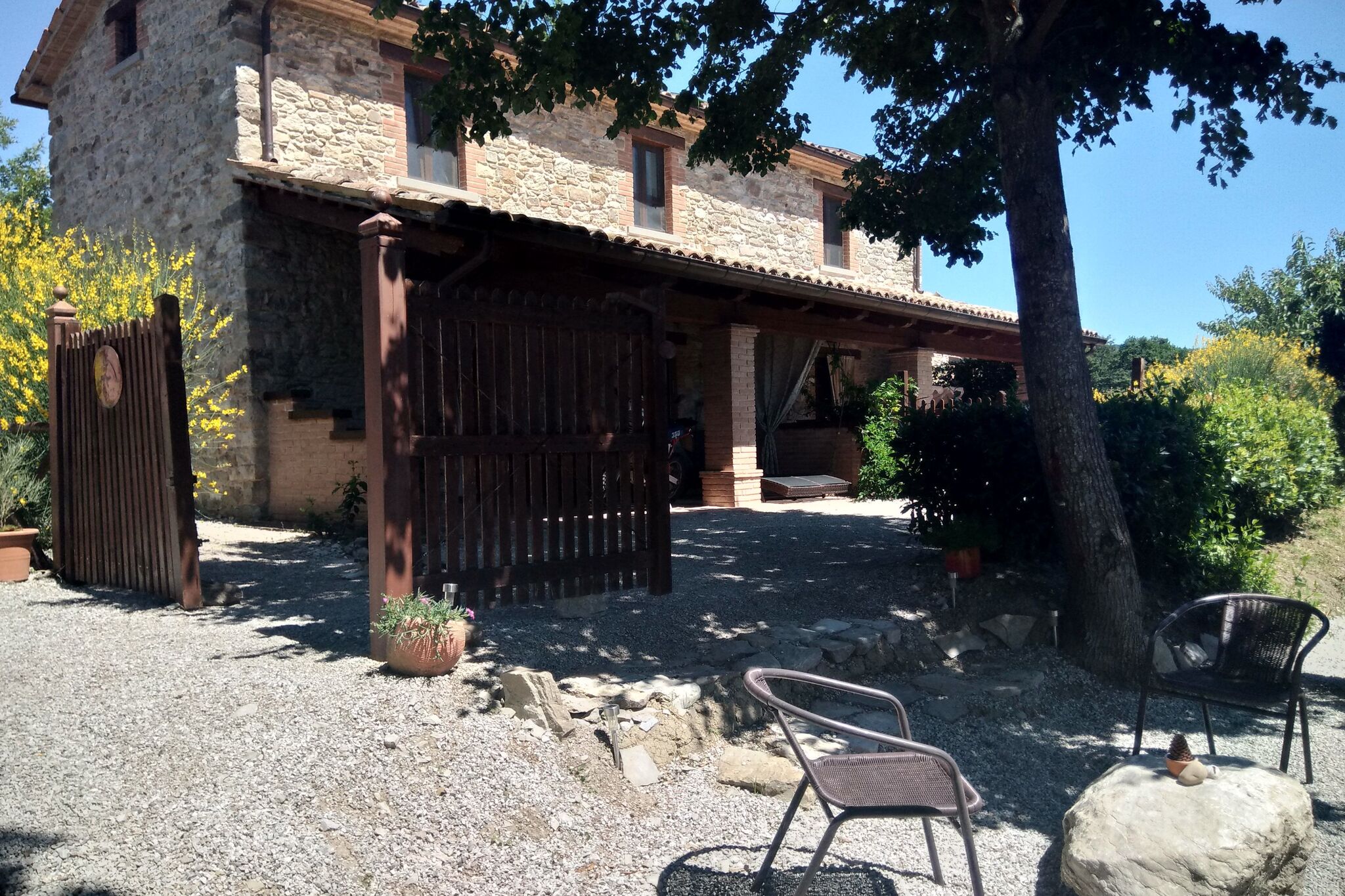 Rustiek appartement in de Apennijnen met een tuin en veranda