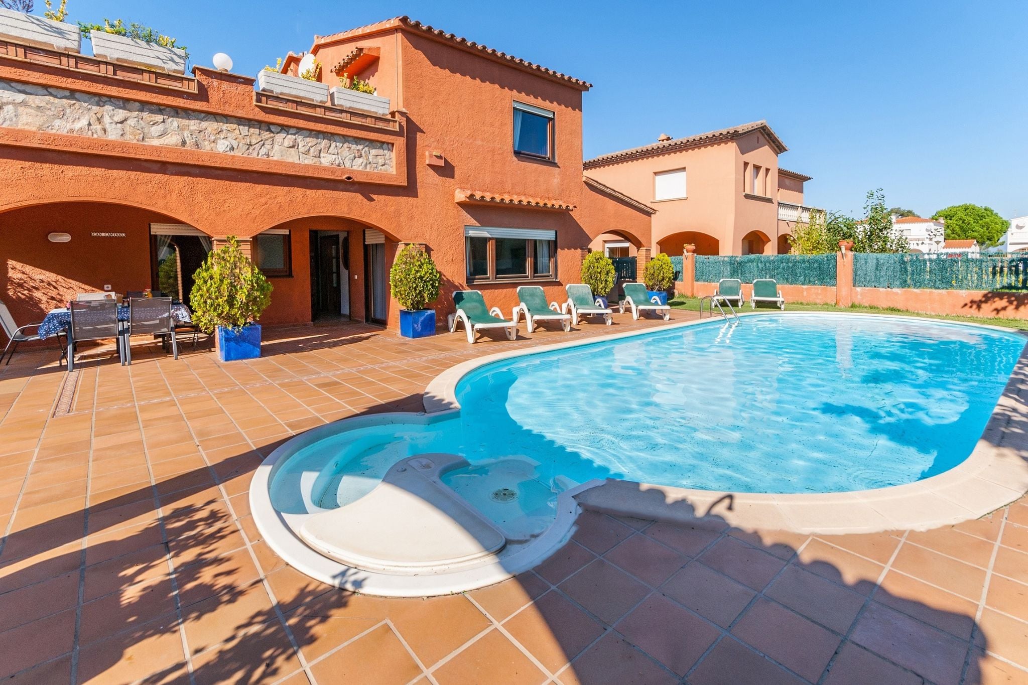 Gemütliches Ferienhaus in Girona mit Swimmingpool