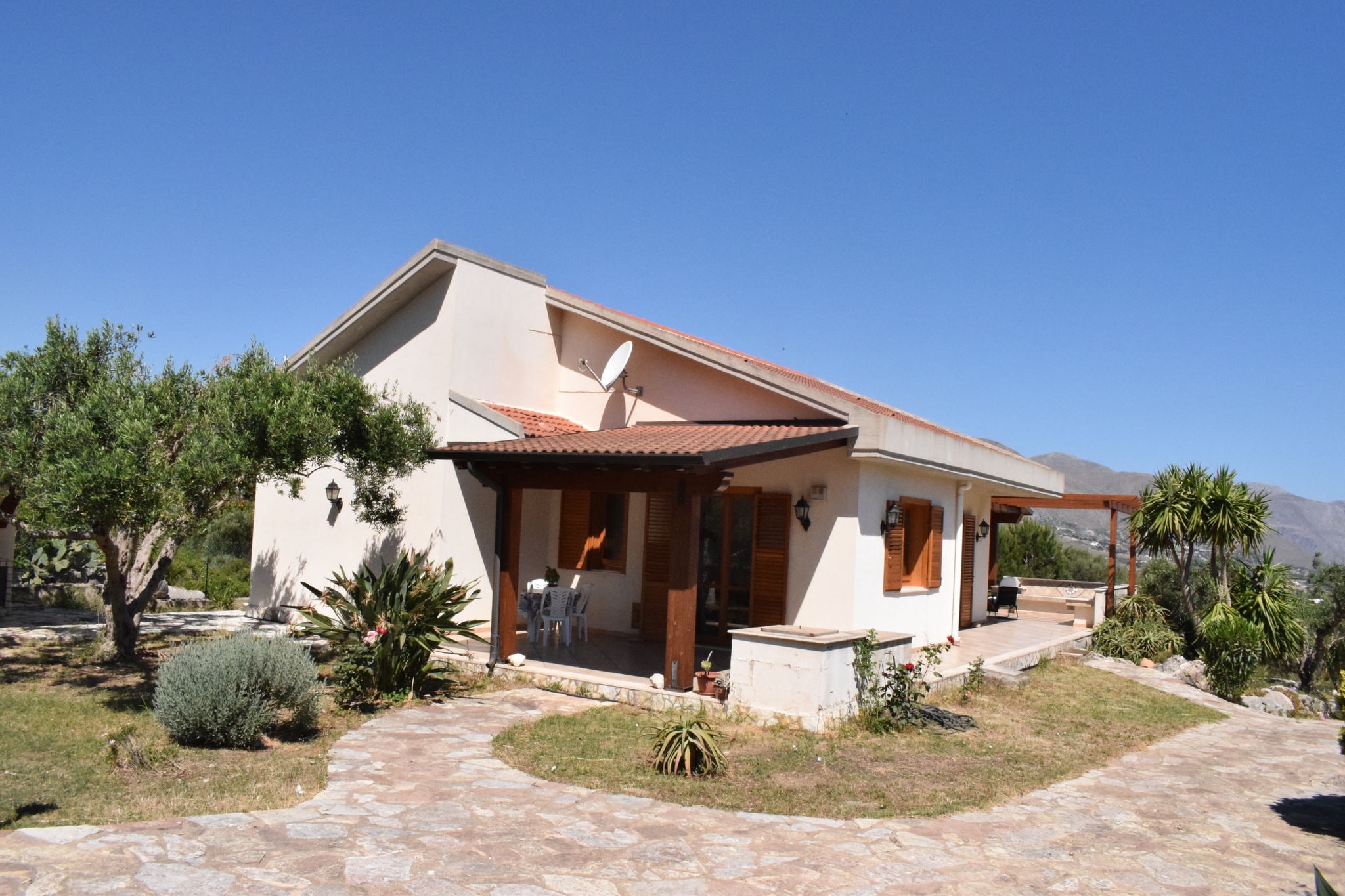 Detached villa located in a residential area a few kilometers from the sea.