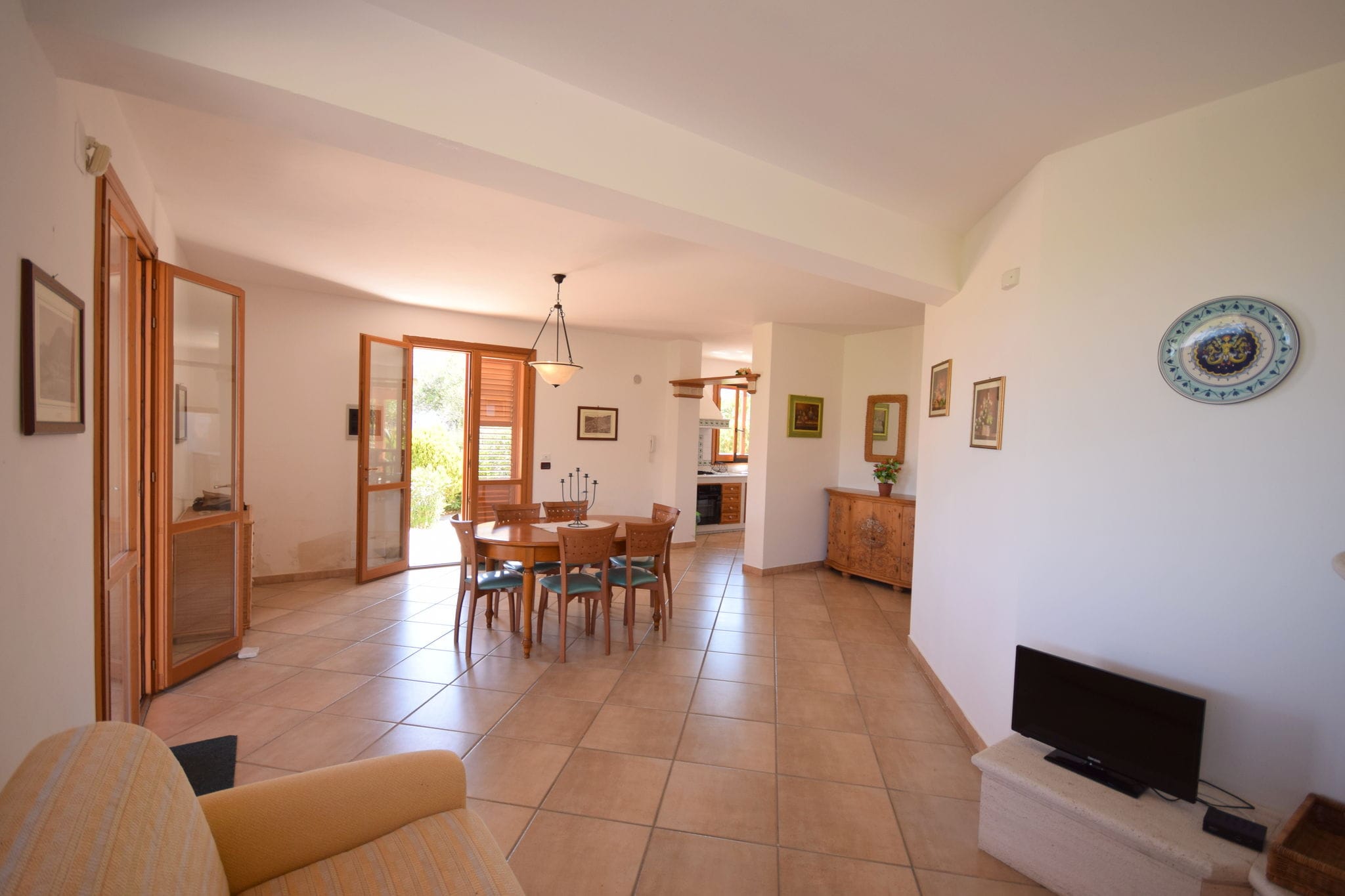 Detached villa located in a residential area a few kilometers from the sea.