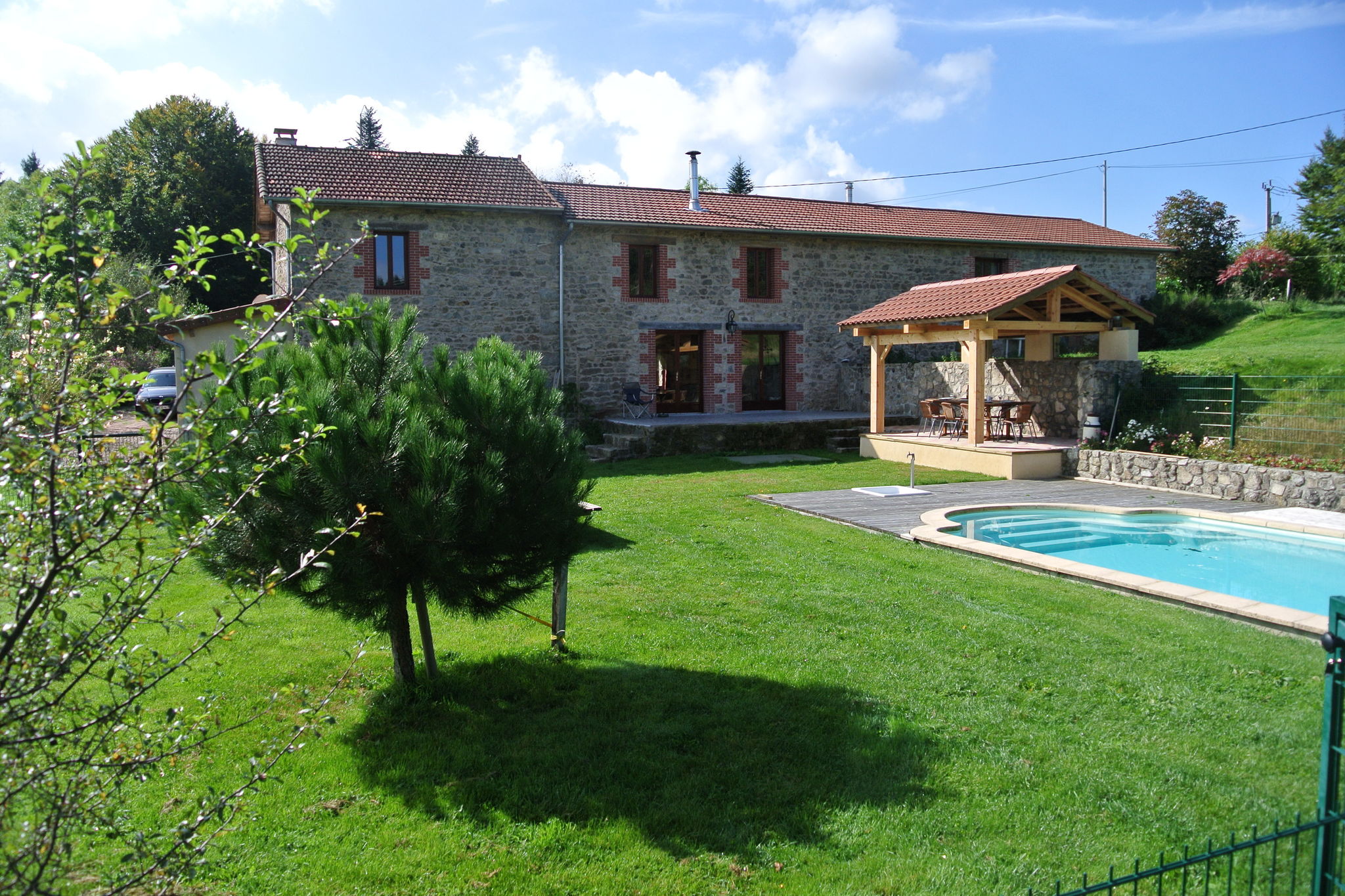 Restored barn in privat domain (3.5 hectares) with pool and 2 lakes