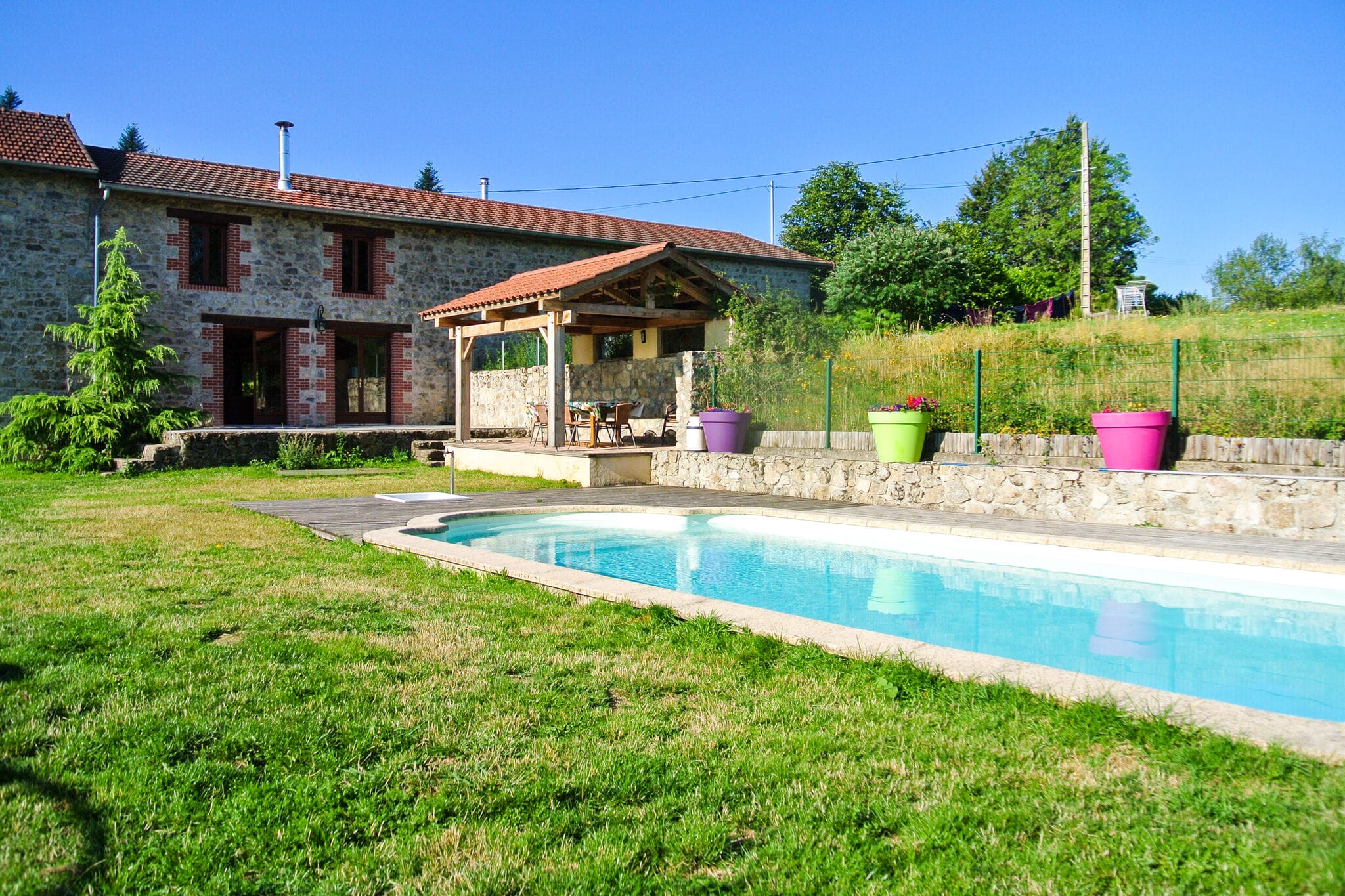 Restored barn in privat domain (3.5 hectares) with pool and 2 lakes