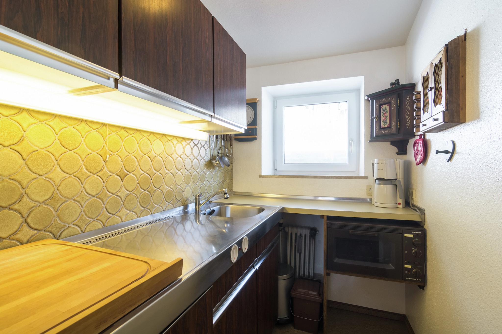 On the 2nd floor: (hall, Living room(double fold-away bed, TV(cable), stereo unit), Kitchen(combination microwave, fridge-freezer), bedroom(single bed, single bed), bathroom(bathtub with shower, washbasin, toilet))\n\nrelaxation area(shower, sauna, toilet), garage, tumble dryer(shared with other guests, paid), washing machine(shared with other guests, paid), heating, terrace(private), garden furniture, parking, swimming pool(shared with other guests, heated, roofed), table tennis table