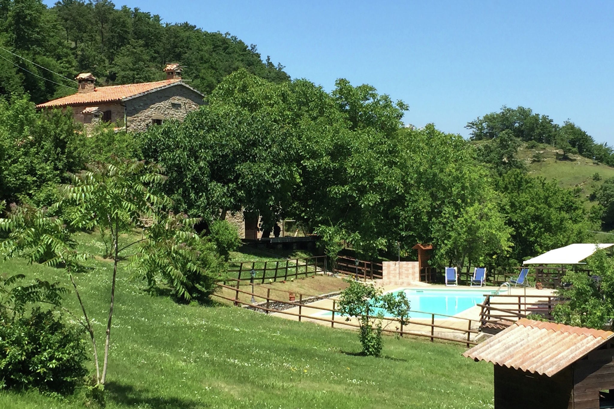 Authentieke agriturismo in de bergen met een zwembad en tuin