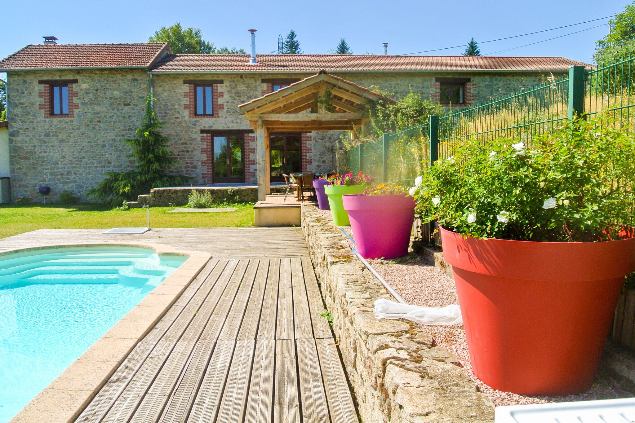 Charmante maison de vacances avec piscine à Lavoine
