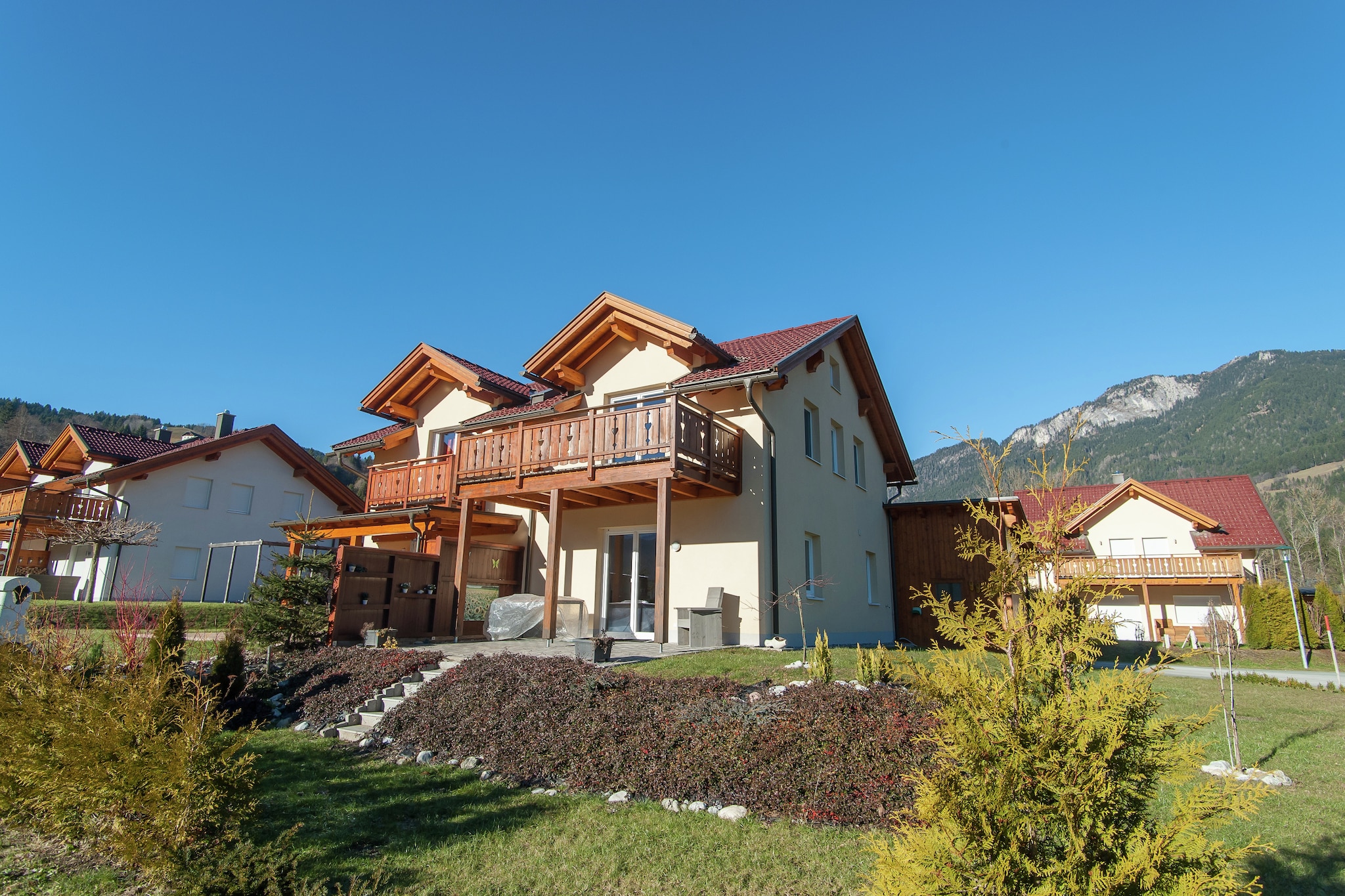 This modern, spacious semi-detached chalet for a maximum of 6 guests is located in Kötschach-Mauthen in Carinthia, directly on the slopes of the Kötschach-Mauthen-Vorhegg ski area. The chalet is also an excellent starting point for beautiful hiking trails through the region and is located in the border triangle of Austria - Italy - Slovenia.
You live on the left side of the chalet, which has a large living room with a sofa bed, a fully equipped open kitchen, 2 bedrooms, 1 of which is a loft with 2 single beds that can be joined together, a ski room, a covered sunny terrace, a balcony and a carport.
Ski-in - ski-out, the chalet is located directly on the slopes and approx. 100 meters from the ski lift, which takes you directly to the Kötschach - Mauthen - Vorhegg ski area, a small but nice ski area with 6 km of ski slopes and 37 km of cross-country ski trails brings.
Kötschach-Mauthen is located at the upper end of the Carinthian Gailtal, embedded in breathtaking mountain formations, belongs to the Nassfeld - Pressegger See tourism region and offers a good selection of restaurants and shops, all hiking and cycling tours, the Hike World with 25 themed trails and a large swimming pool ( Aquarena water and wellness oasis). Other ski areas in the region include the Nassfeld ski area with 110 kilometers of slopes, the Zettersfeld ski area at the foot of the Schleinitz in the Lienz Dolomites in East Tyrol with 21 kilometers of slopes or the Golzentipp family ski area in Obertilliach in the East Tyrolean Hochpustertal with 12 kilometers of slopes.
There are many activities such as walking, hiking and mountain biking. Also visit the Wolayersee and the Frischenkofel to experience the impressive mountains and lakes. In summer, the Waldbad Mauthen natural swimming pool or the Pressegger See east of Hermagor offer lots of swimming fun!